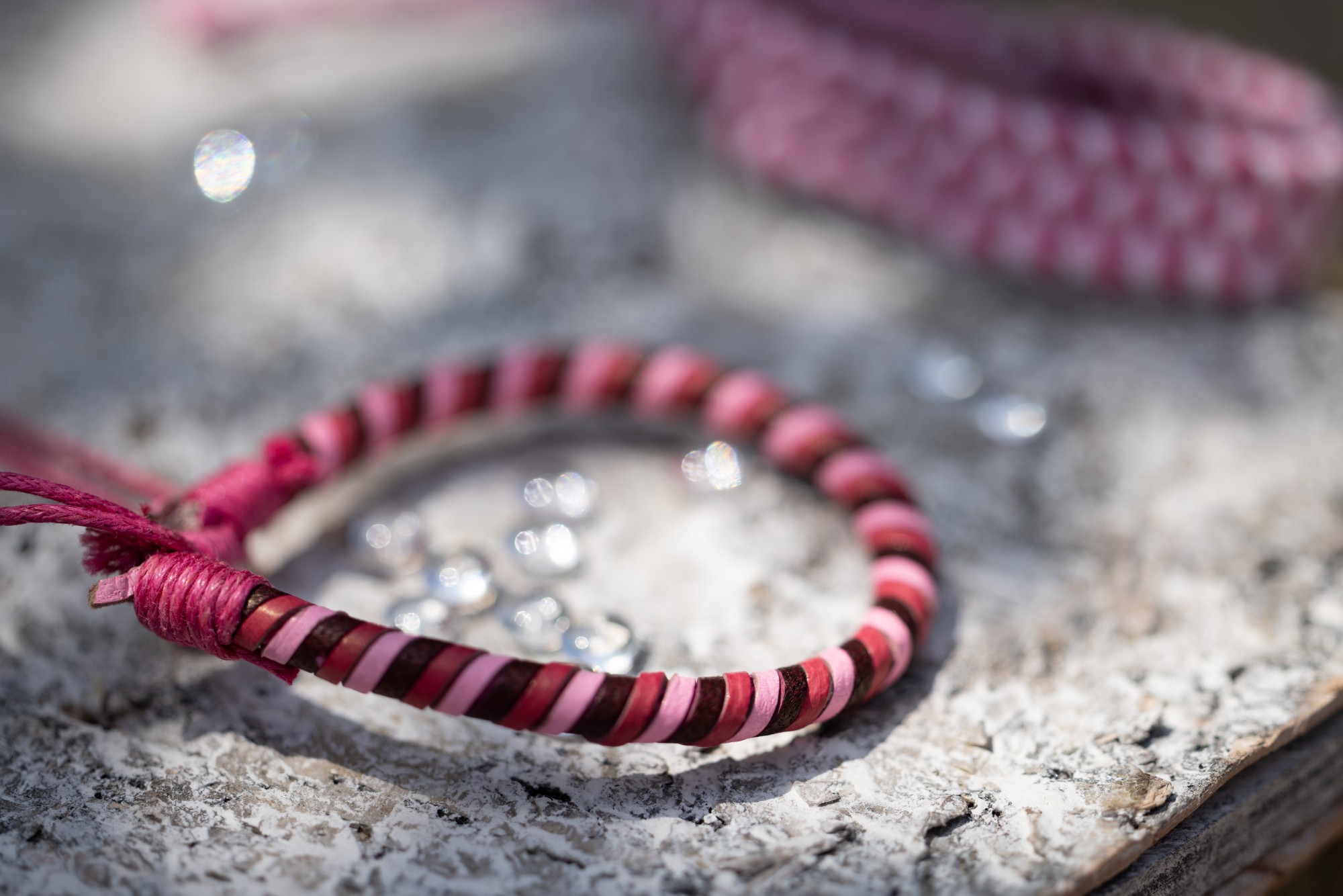 Lederarmband gedreht, fuchsia günstig bestellen