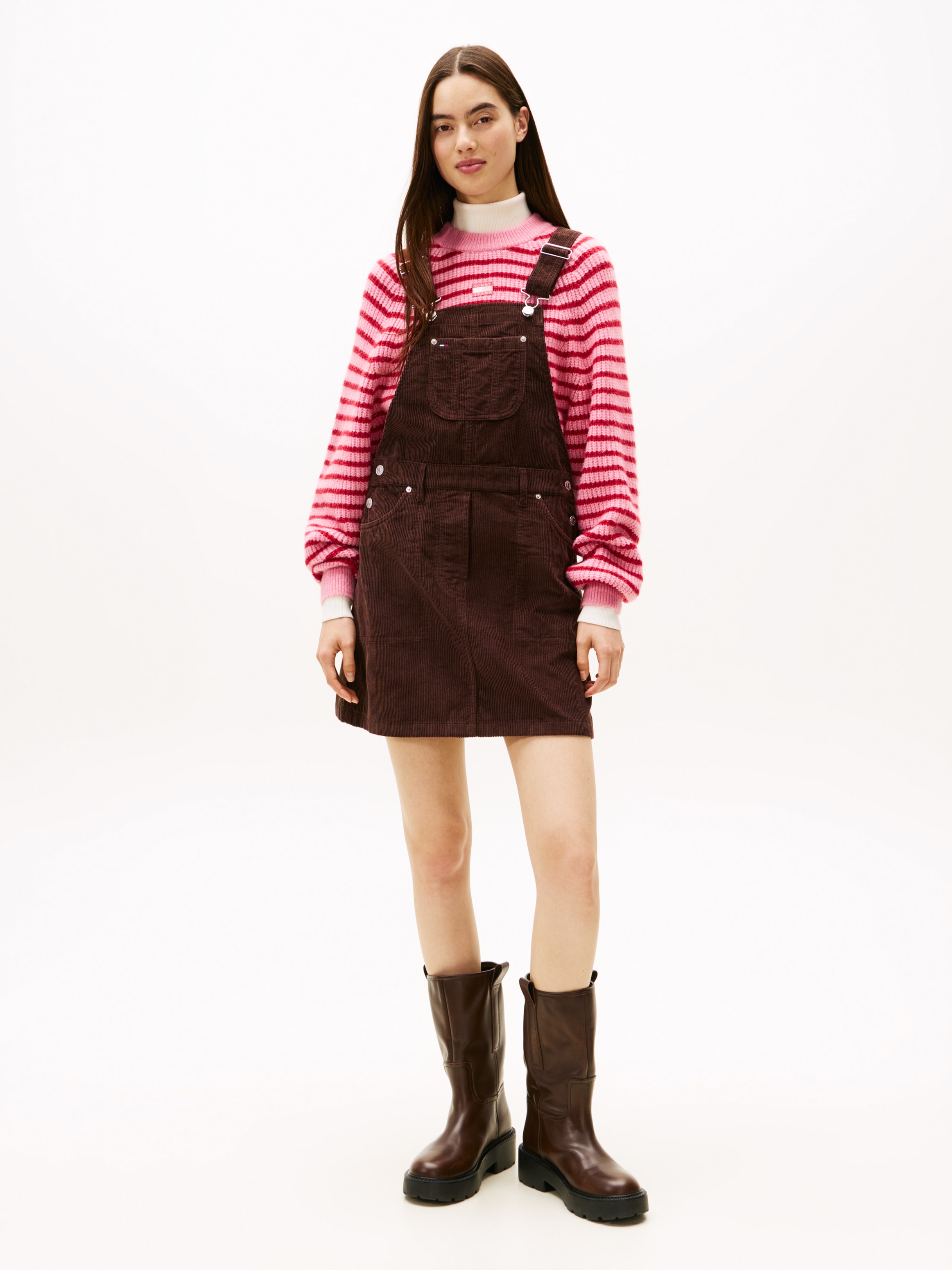 Tommy Jeans Latzkleid »TJW SCRIPT CORD DUNGAREES DRESS« Brusttasche | Eingrifftaschen aus angenehmer Cord Qualität