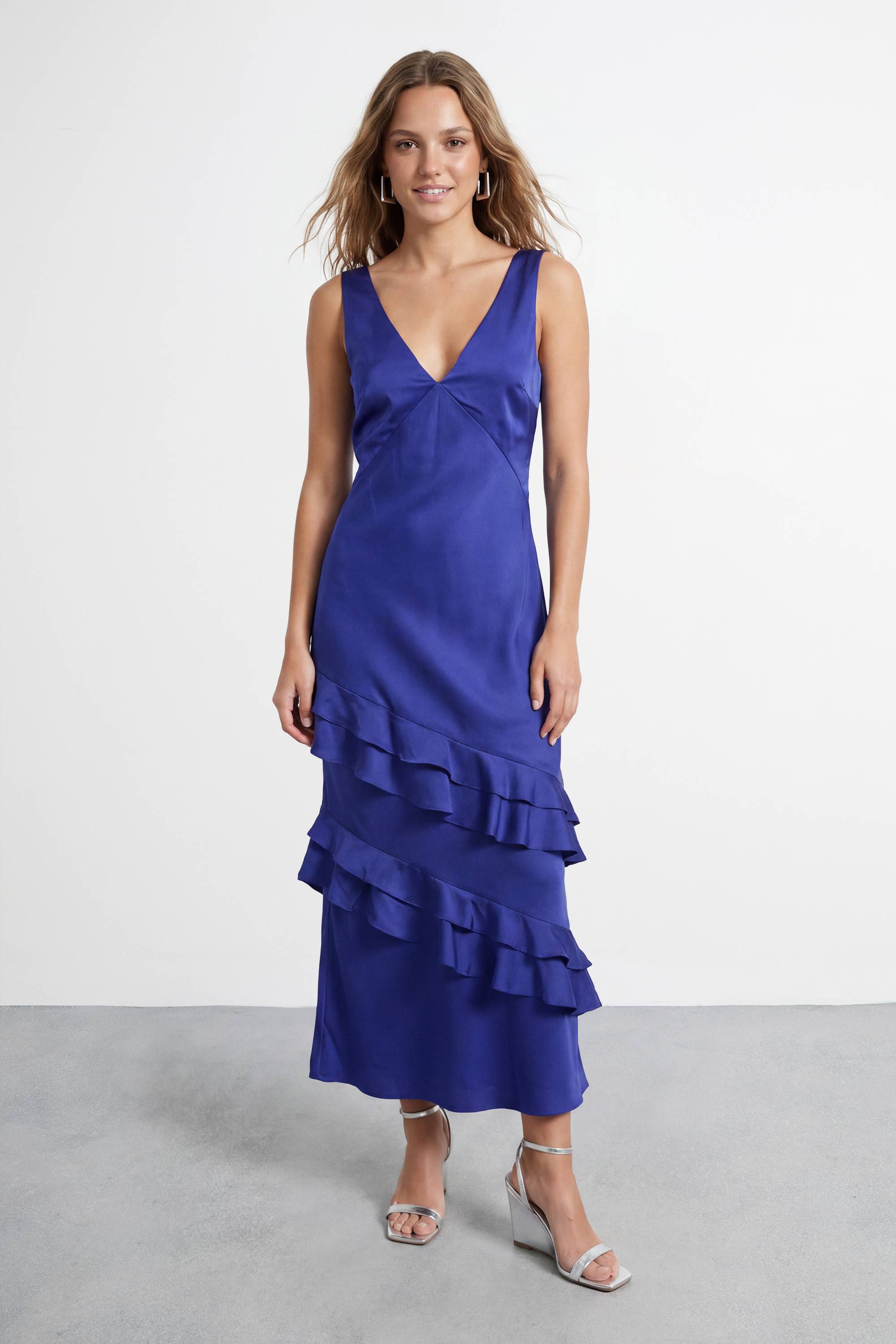 Warehouse Robe Nuisette Longue À Volants Superposés Et Encolure En V Coupe Biais