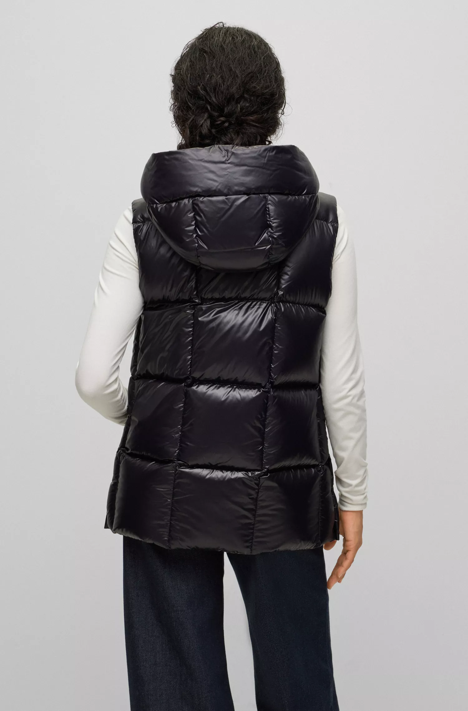 Colete preto impermeável BOSS com modelagem relaxada.