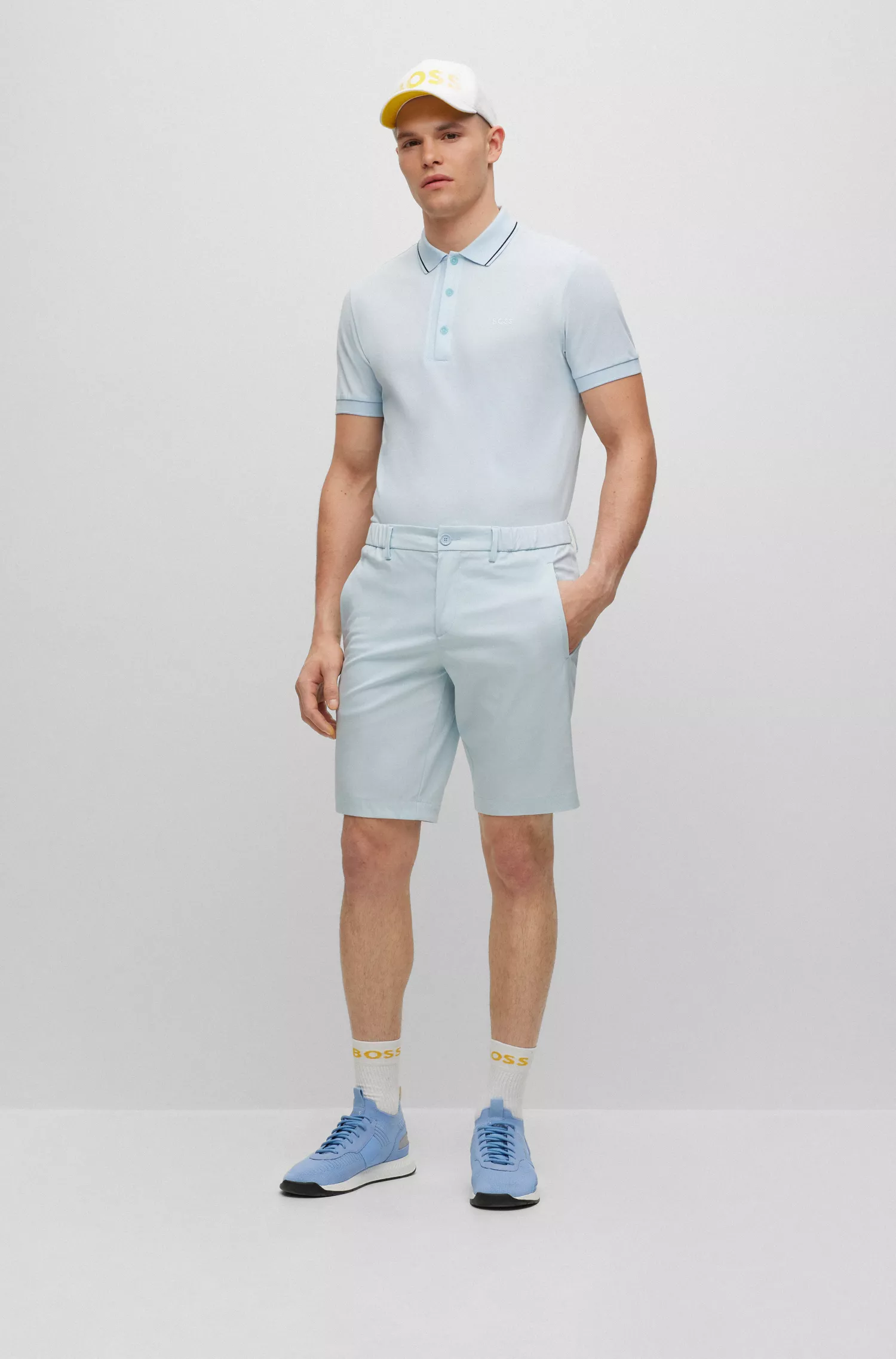 Camisa polo BOSS verde, corte slim, com detalhe da marca na gola.