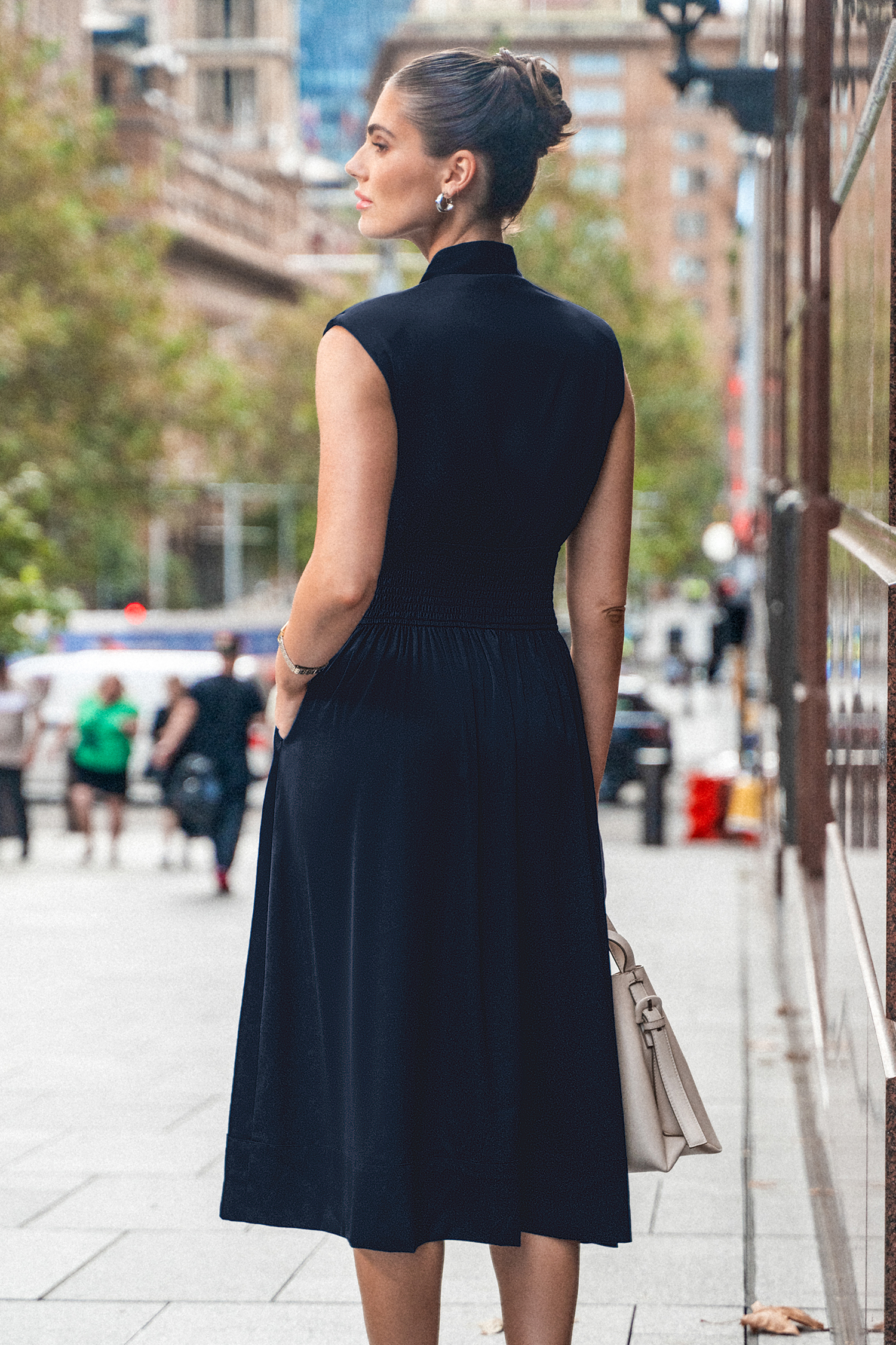 Robe midi sans manches à zip sur le devant noire