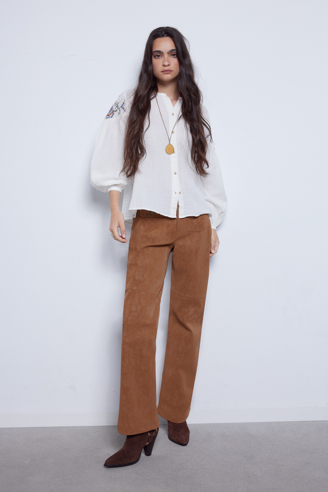 Blusa bordada com mangas compridas