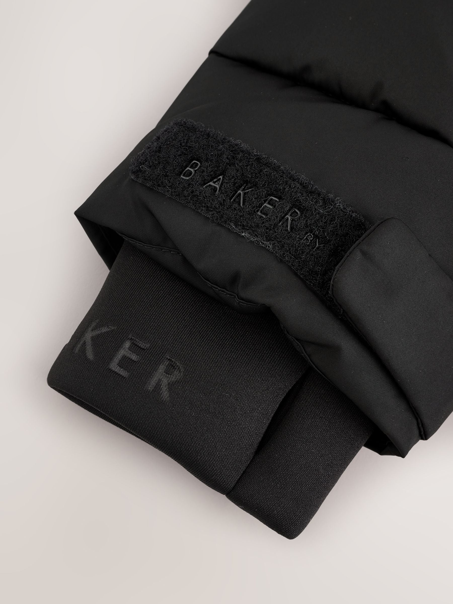 Baker by Ted Baker Regenbestendige Zwarte Gevoerde Jas met Ceintuur en Panelen