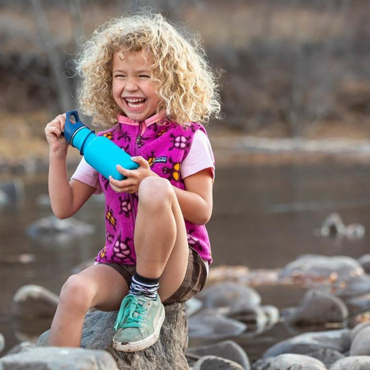 Garrafa de água infantil Klean Kanteen Kid Classic de 355 ml com tampa esportiva infantil.