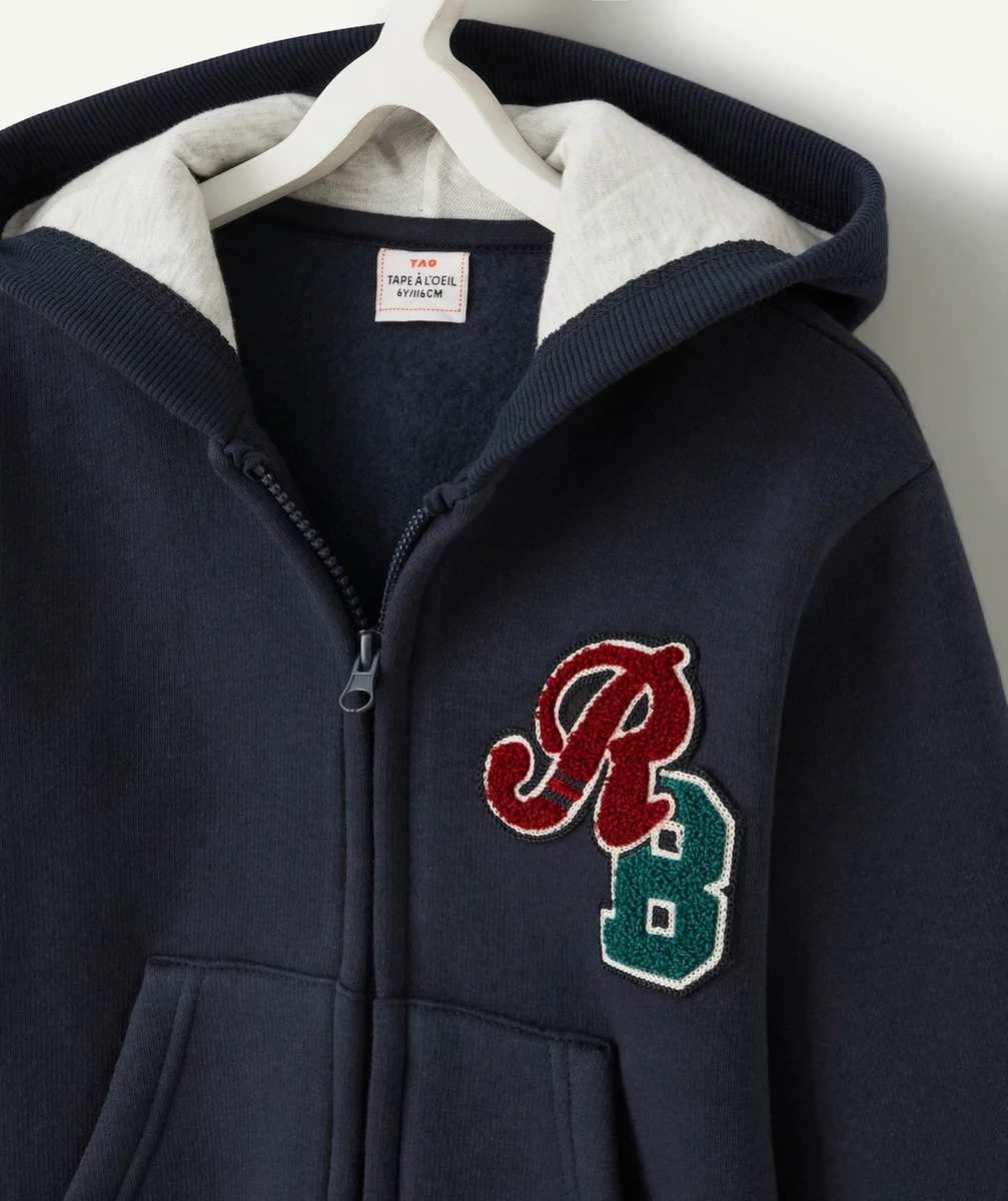 GILET ZIPPÉ GARÇON BLEU MARINE AVEC PATCH EN BOUCLETTES COLORÉ
