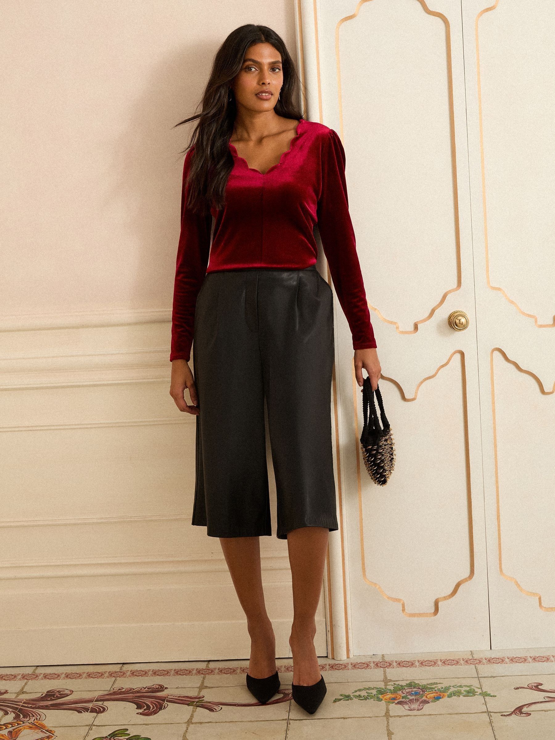 Bessenrood - Love & Roses - Velvet top met geschulpte hals en lange mouwen