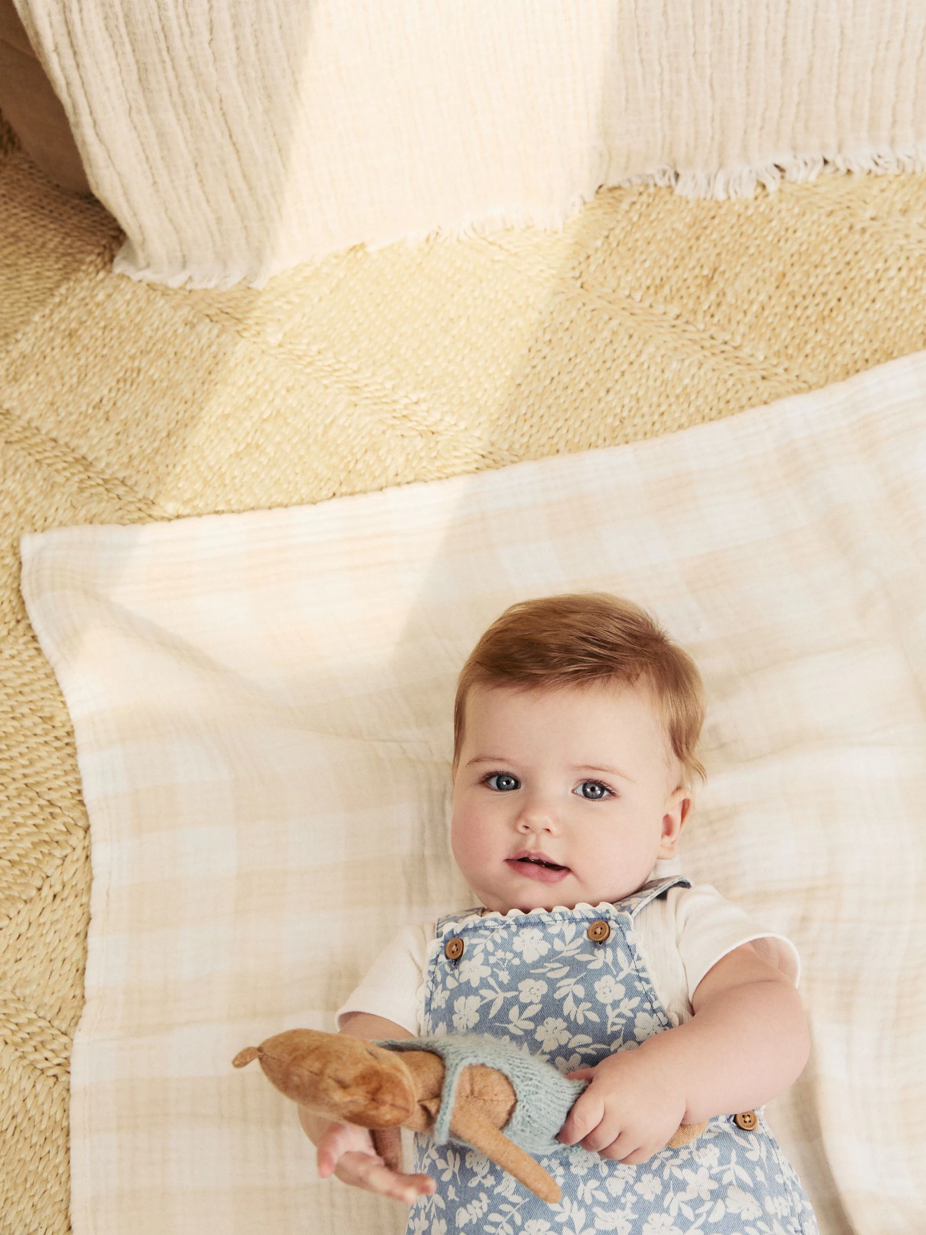 Denim met bloemen en ecru - Babyset van rompertje met korte mouwen en bretelbroek (0mnd -2jr)