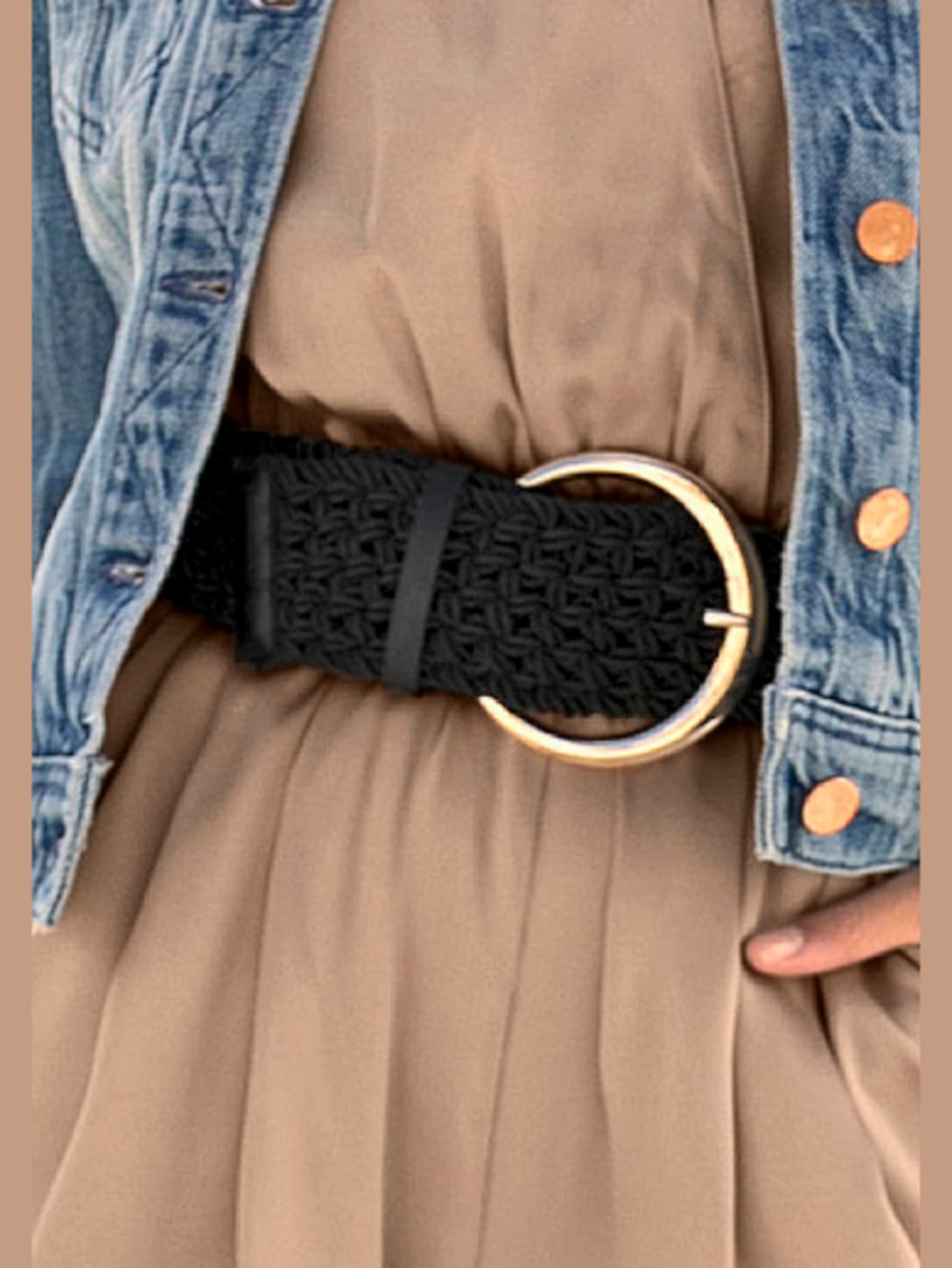 Élégante ceinture avec boucle métallique couleur or