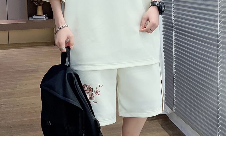Capbrew - Set: Oversized T-shirt met elleboogmouwen, polohals en belettering + shorts met gemiddelde taille