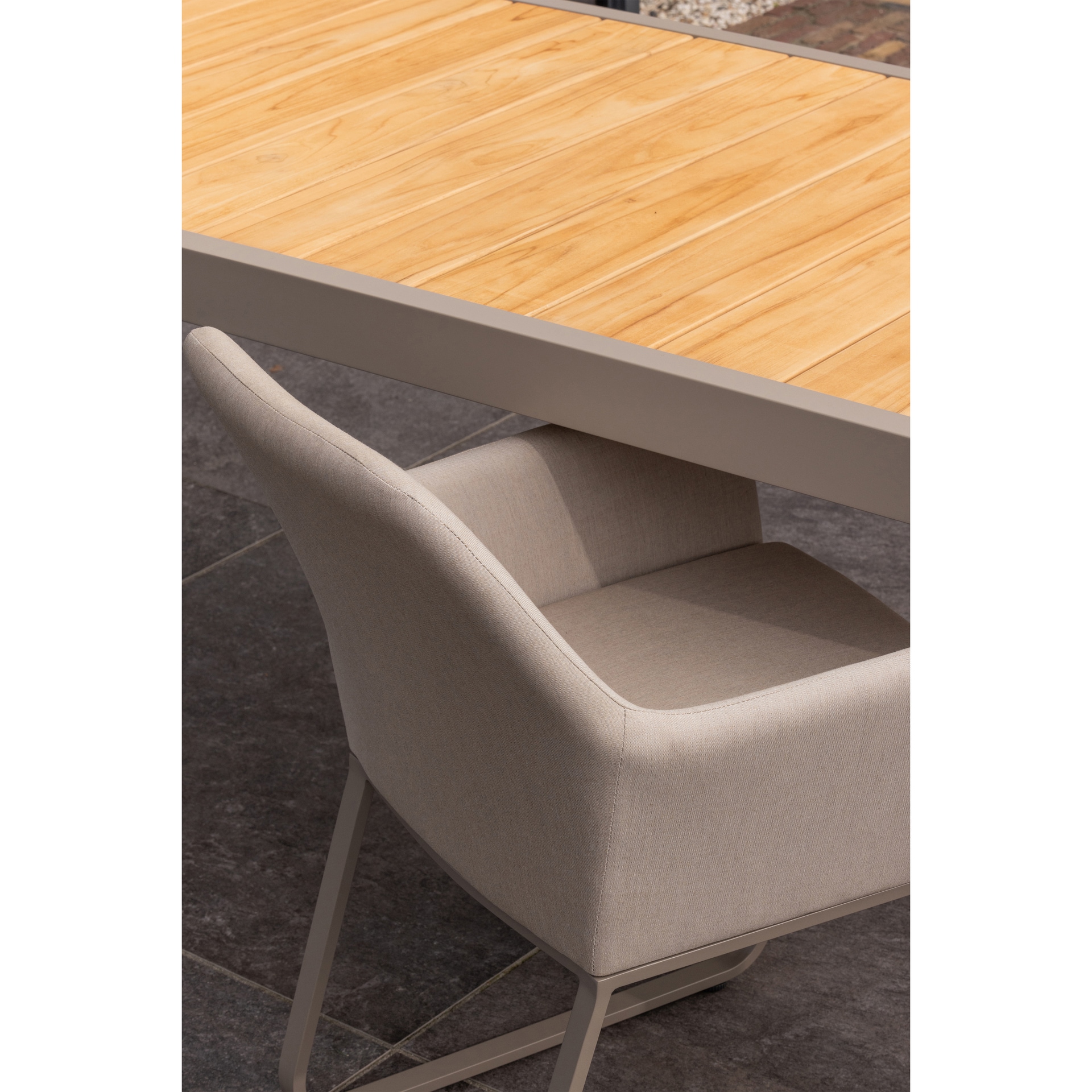 Gartentisch SULPHUR 220 x 100 cm grau /Teak braun