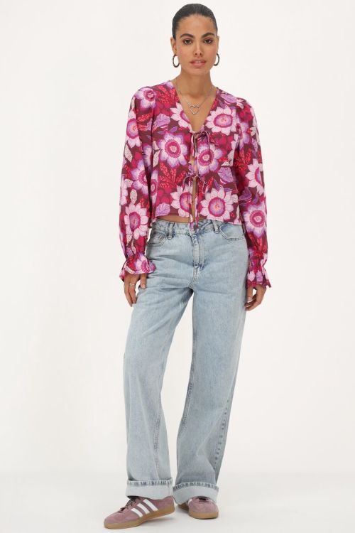 Bruine top met strikjes en roze bloemenprint