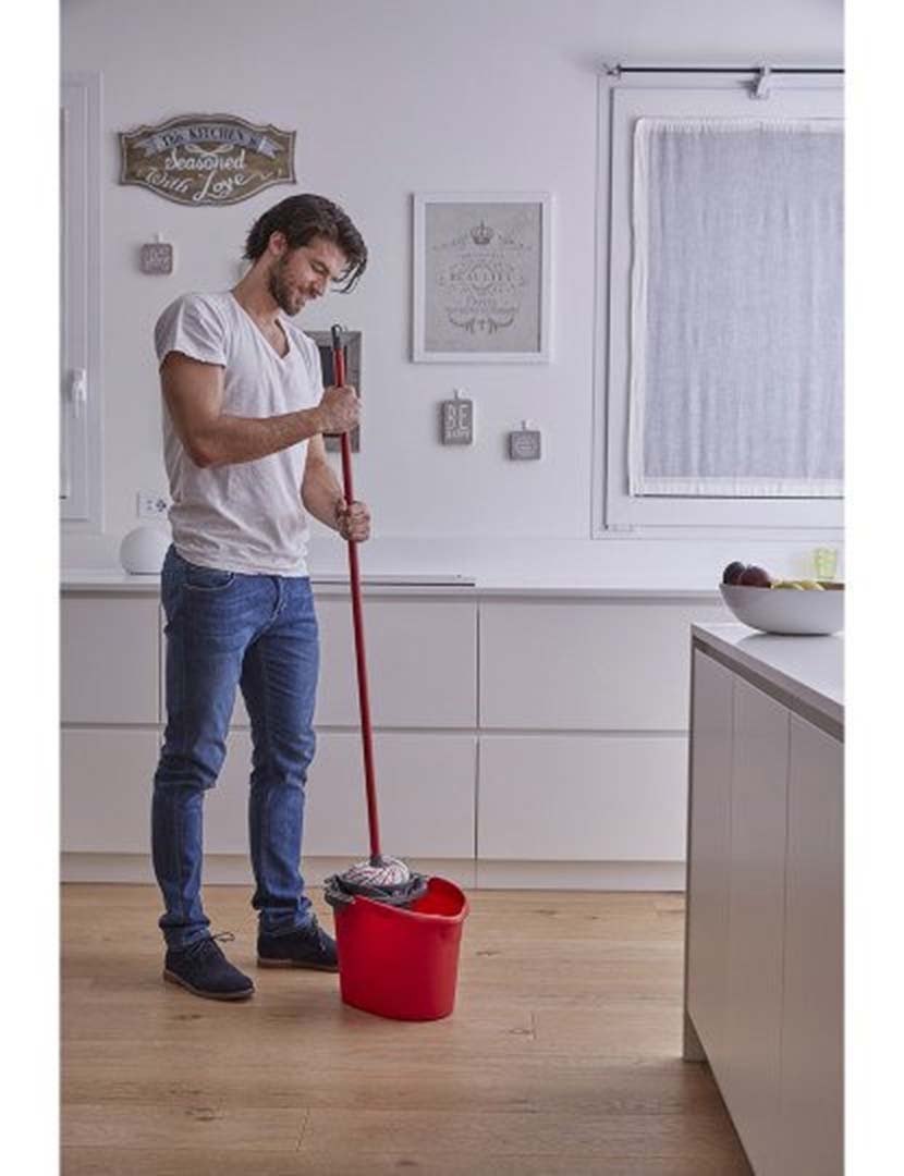 Super Easy Red Bucket with Wringer