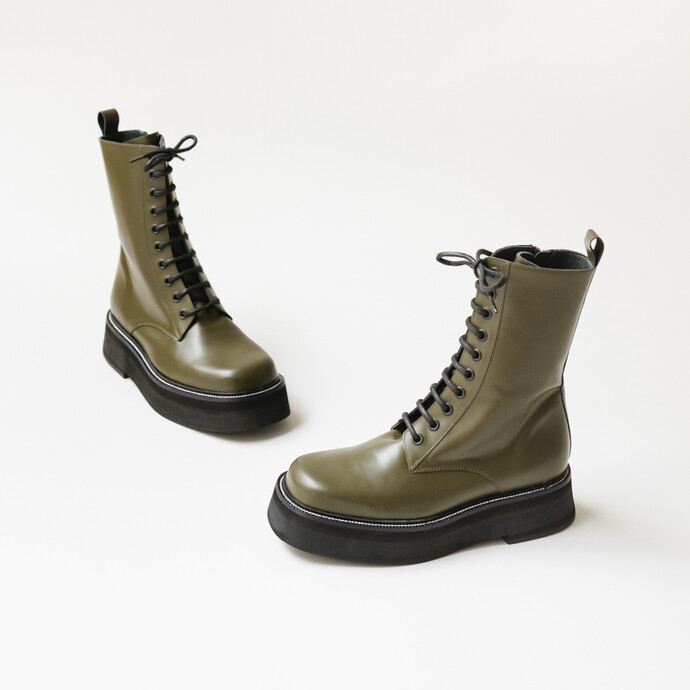 Boots à lacets et semelles épaisses  en cuir glacé kaki
