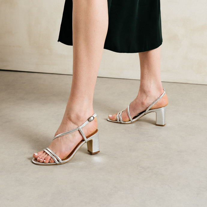 Sandales à talons et brides  en cuir métallisé argent