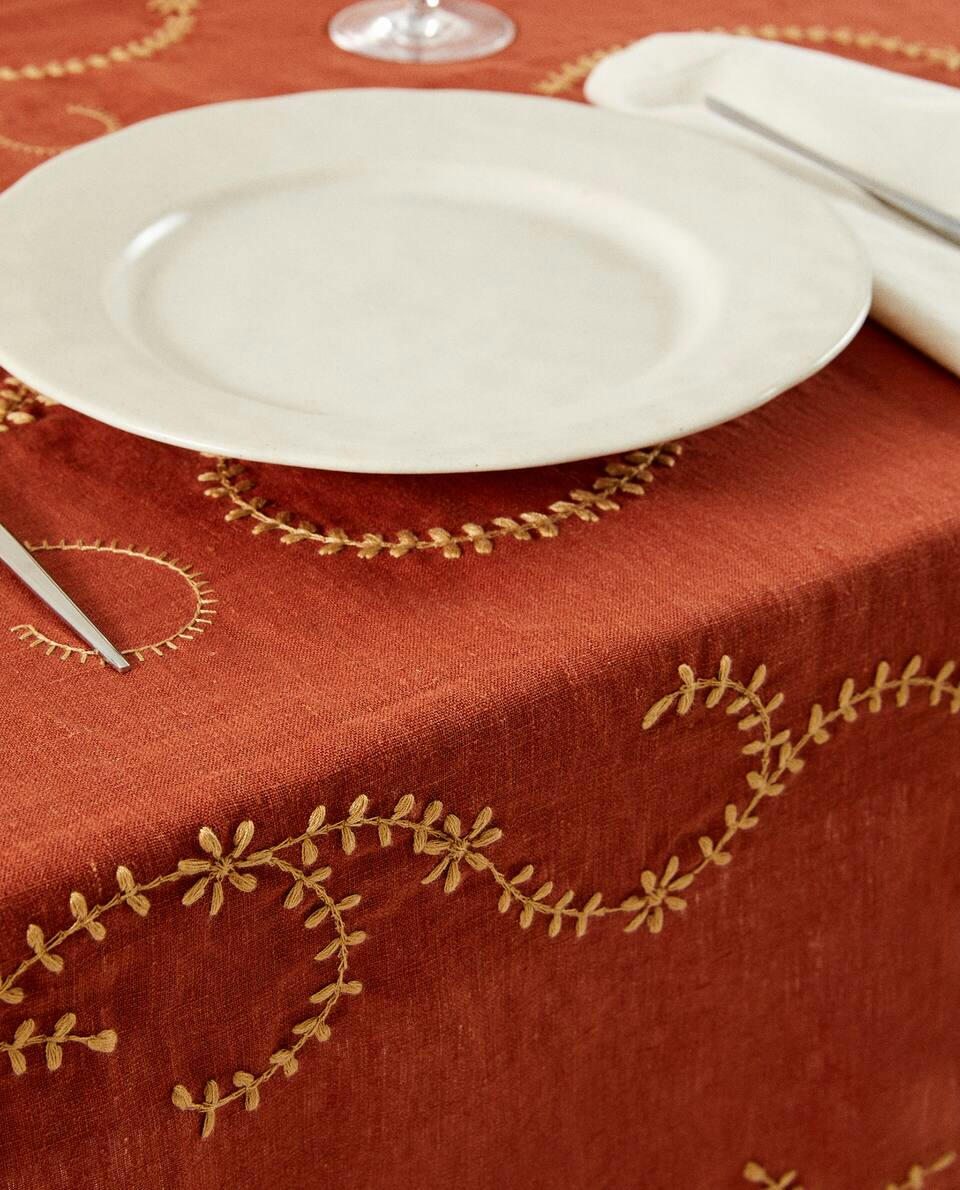 TOALHA DE MESA EM MISTURA DE LINHO BORDADA