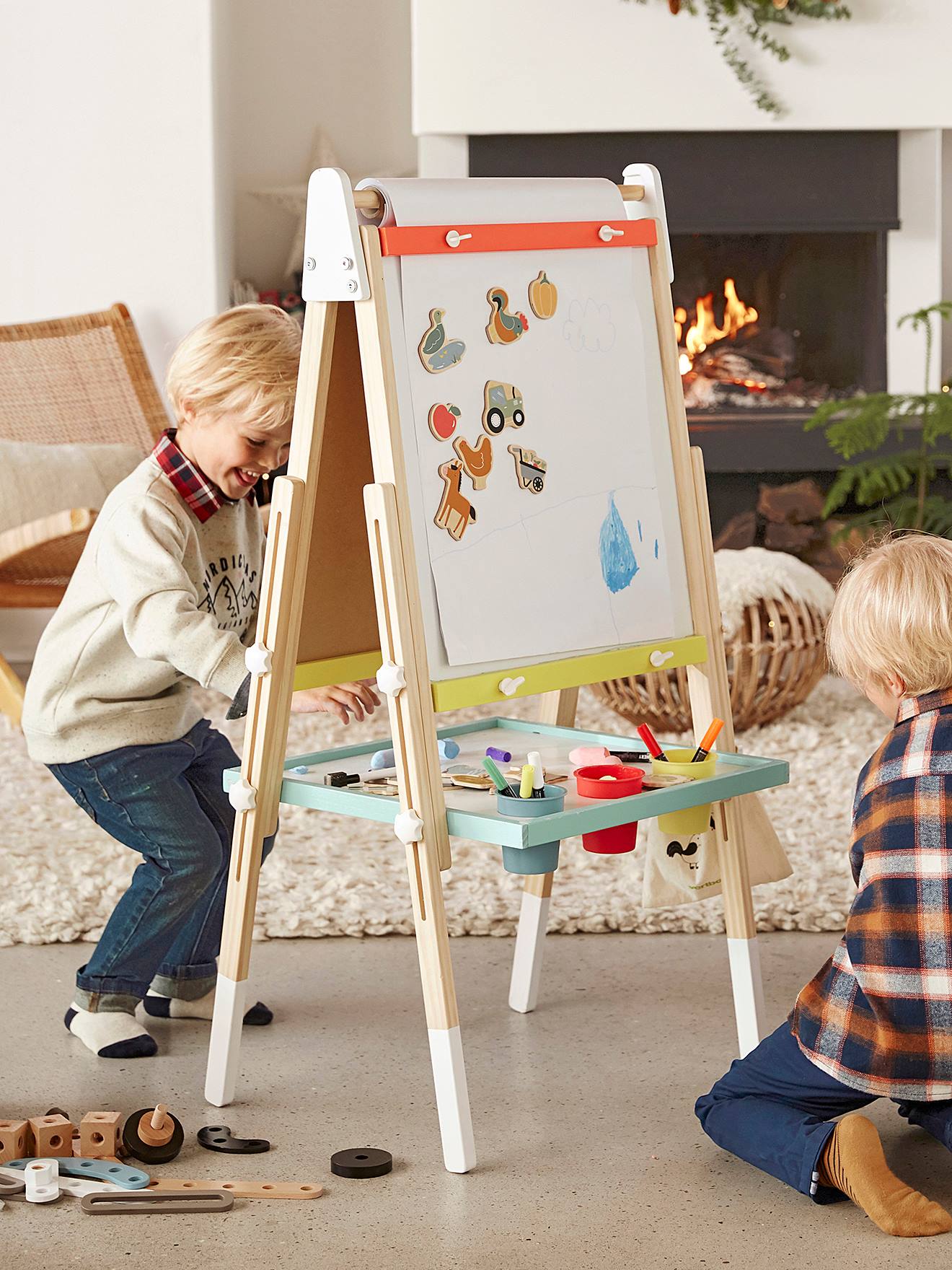 Quadro branco/quadro magnético 3 em 1, dobrável e com altura ajustável, feito de madeira com certificação FSC®, multicolorido.