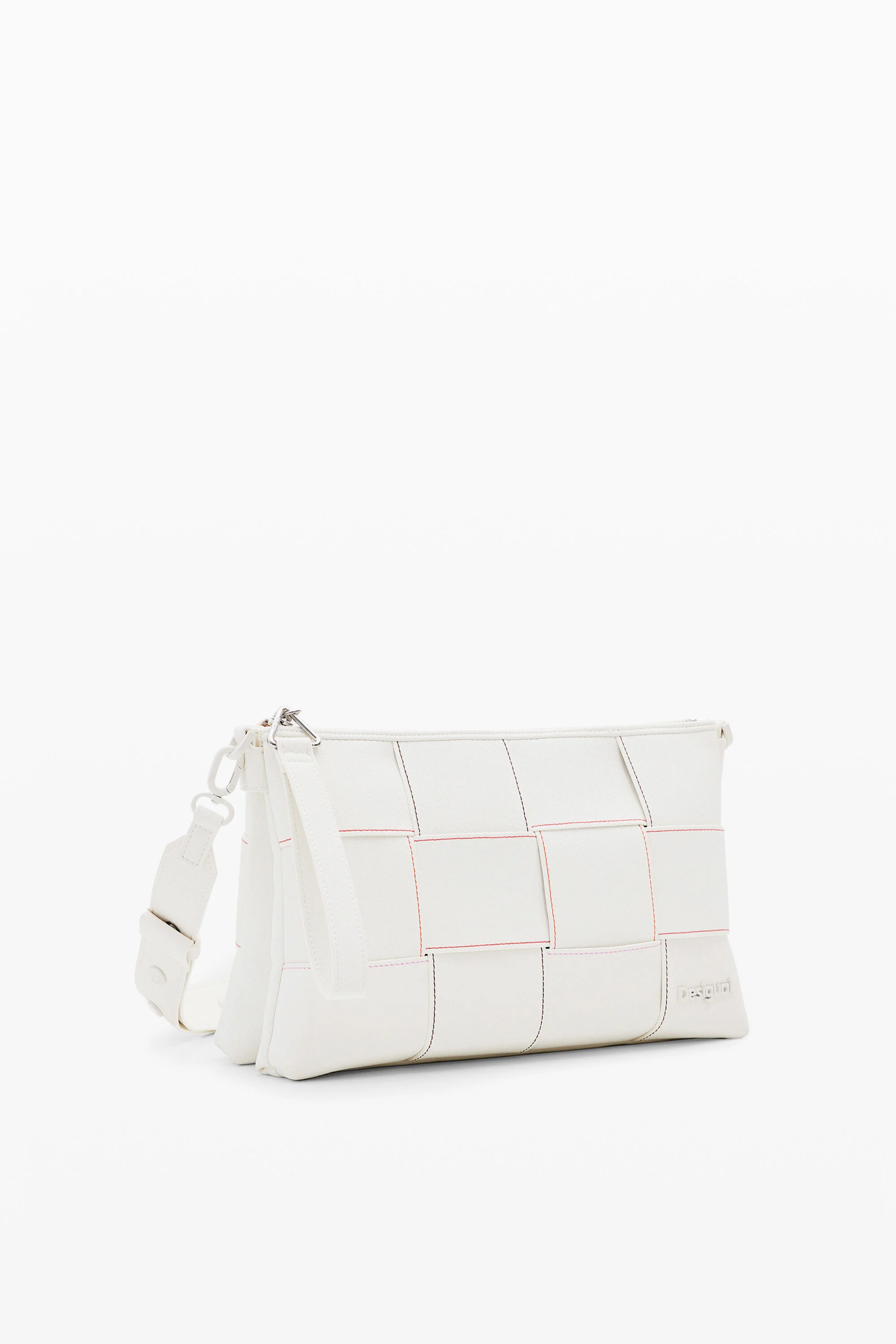 Bolsa transversal em formato de M com costura trançada.