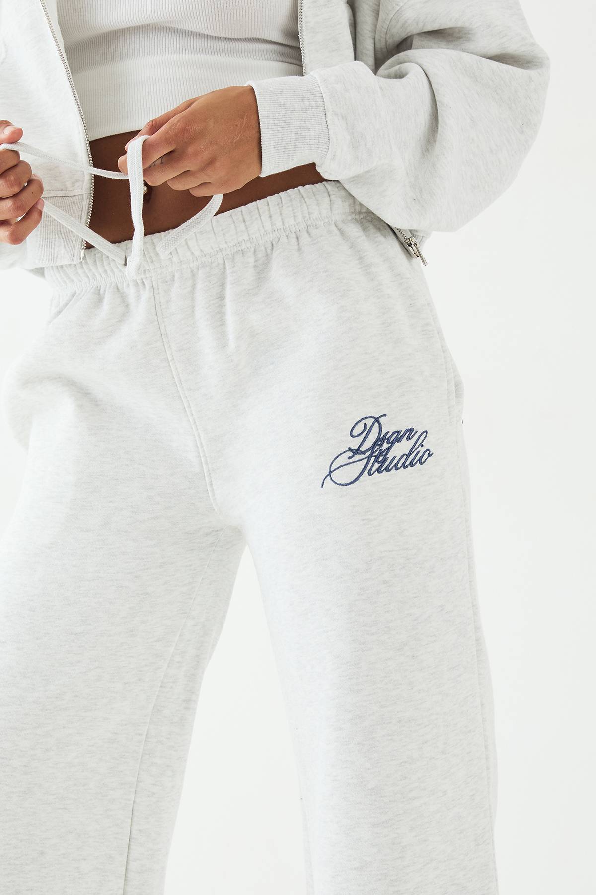 Petite DSGN Studio Jogging Droit à Script Contrasté