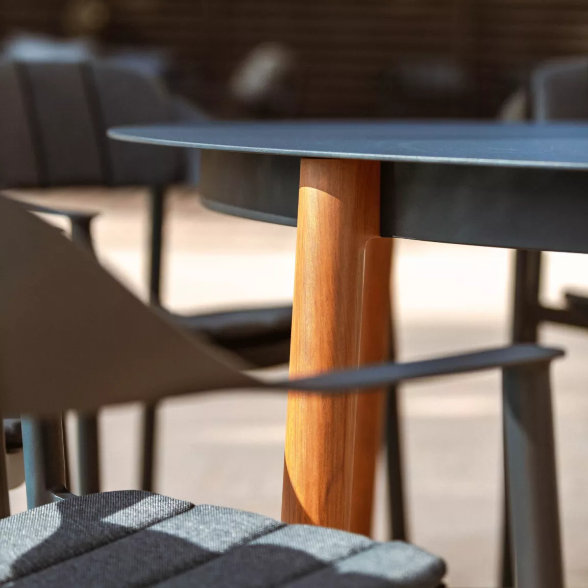 Table de jardin ronde en aluminium 8 places (D149 cm) Monte Carlo Gris anthracite