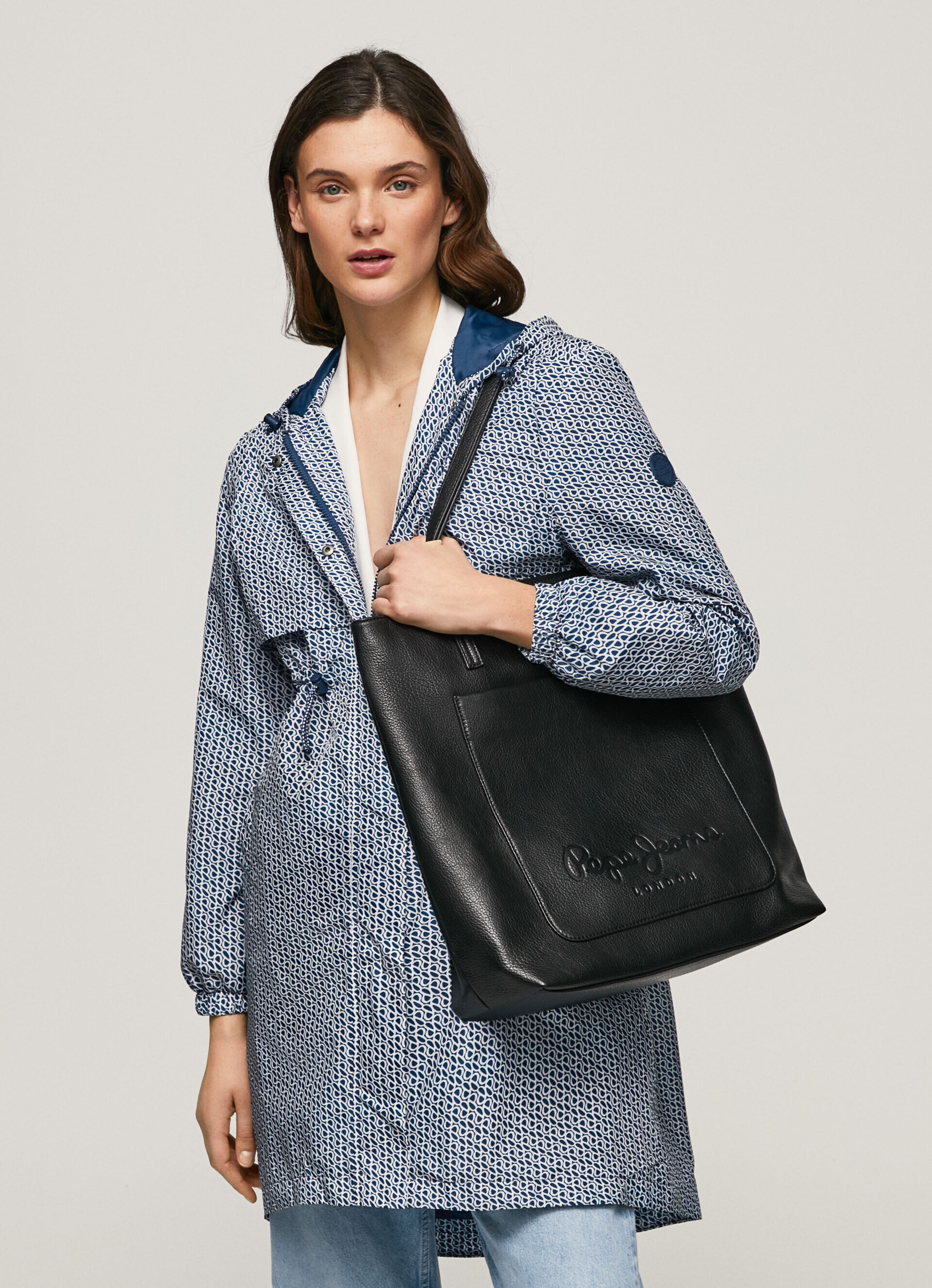 PARKA LEVE COM LOGOTIPO POR TODA A PEÇA - multicolorido