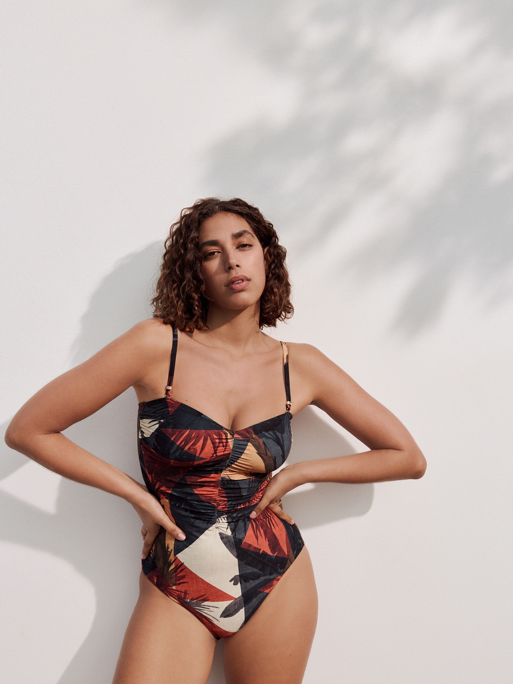 Marineblauw/oranje met palmprint - Vormgevend bandeaubadpak met buikcorrectie