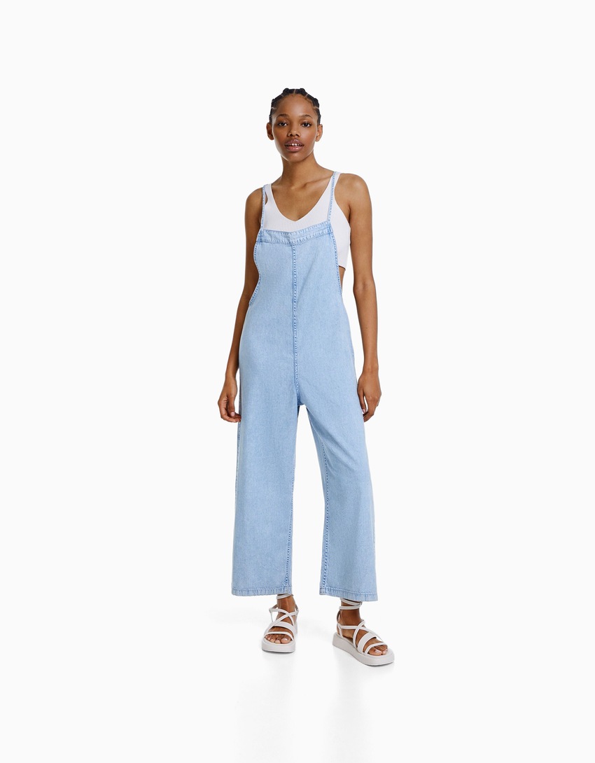 Macacão jeans com alças finas