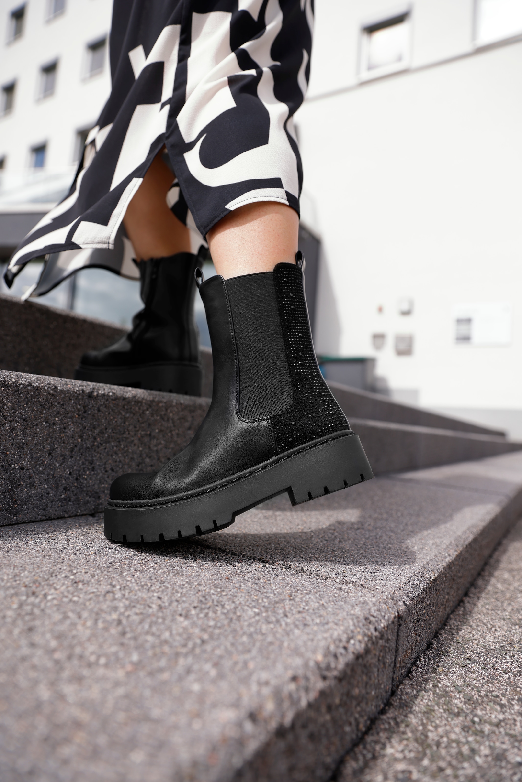 Aniston SHOES Chelseaboots  Schlupfboots, Plateaustiefelette, mit Glitzersteine - NEUE KOLLEKTION