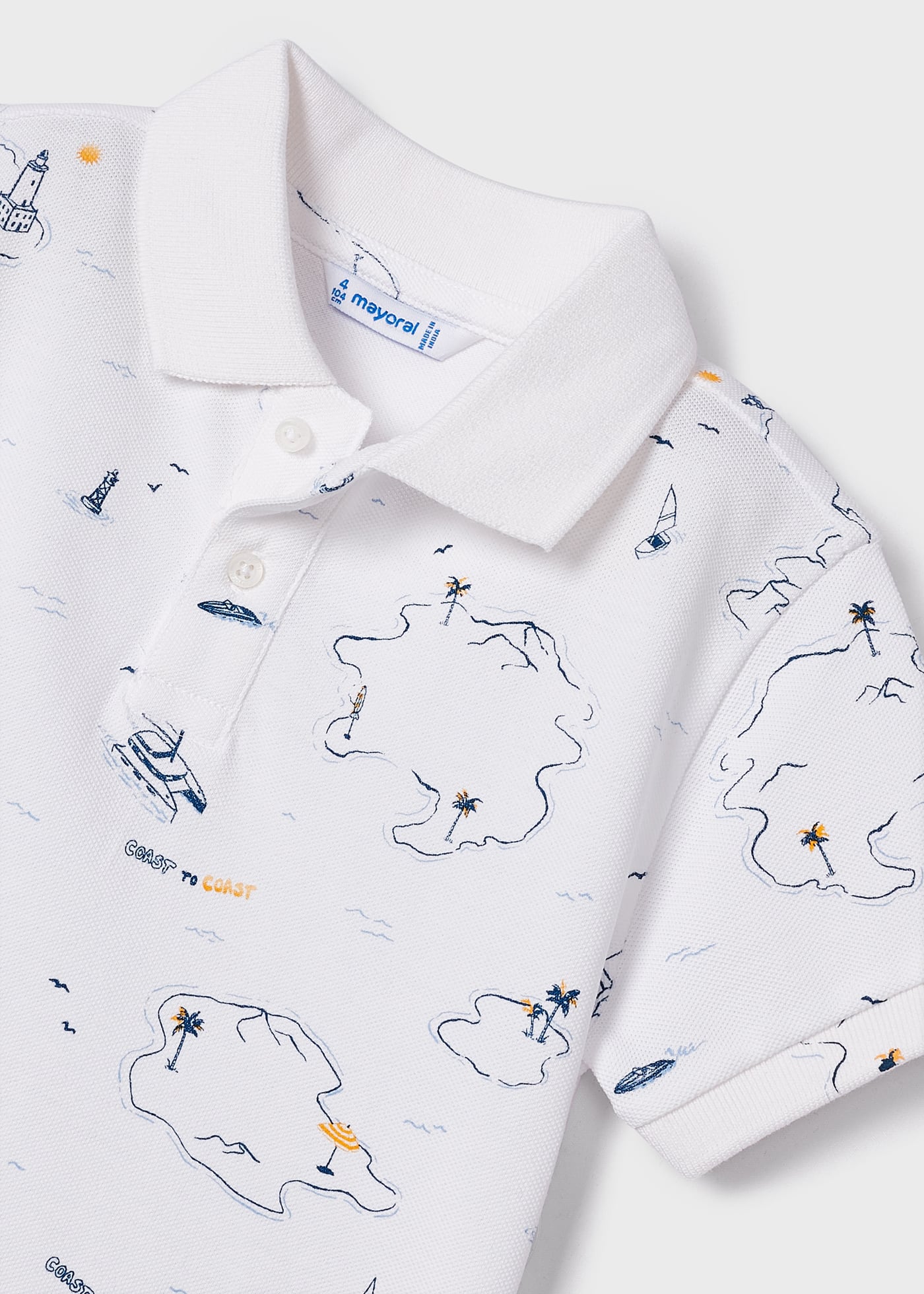 Camisa polo de manga curta com estampa, feita de algodão sustentável para meninos.