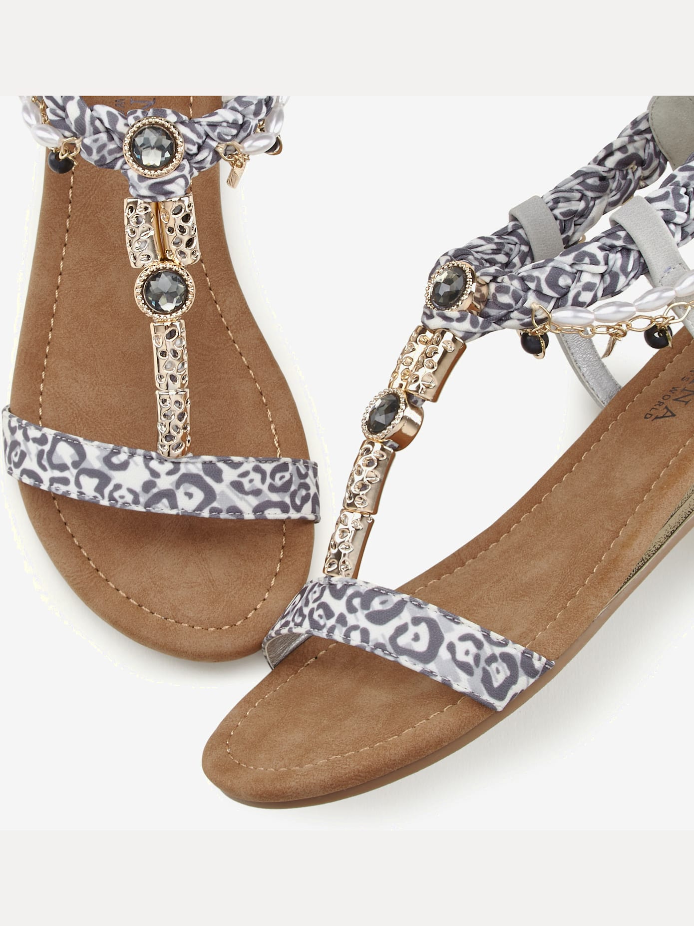 Sandales différents éléments décoratifs pour une allure, sophistiquée et raffinée