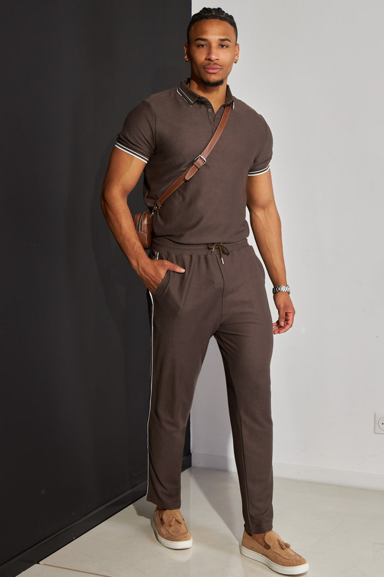 Ensemble 2 pièces polo + pantalon marron à détail blanc