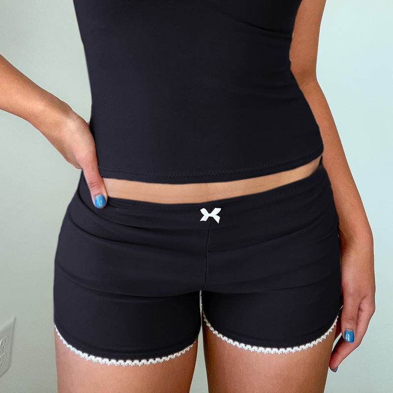 Honet - Mini-short met lage taille en strikaccent en kant