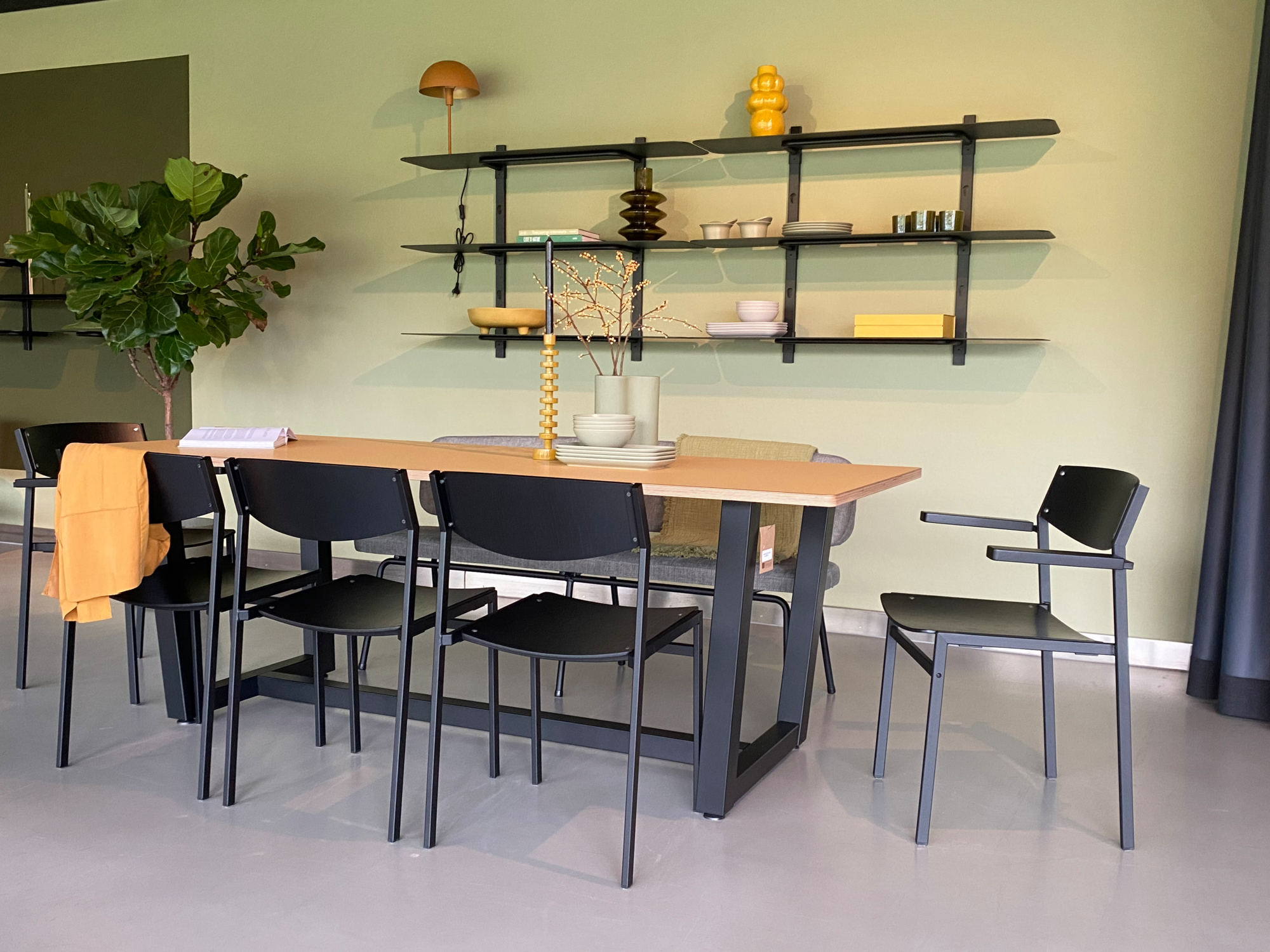 Dining 50 MA Hout - Frame RAL1013 Pearl White - Eiken Fineer Walnoot + arms Eiken Fineer Walnoot