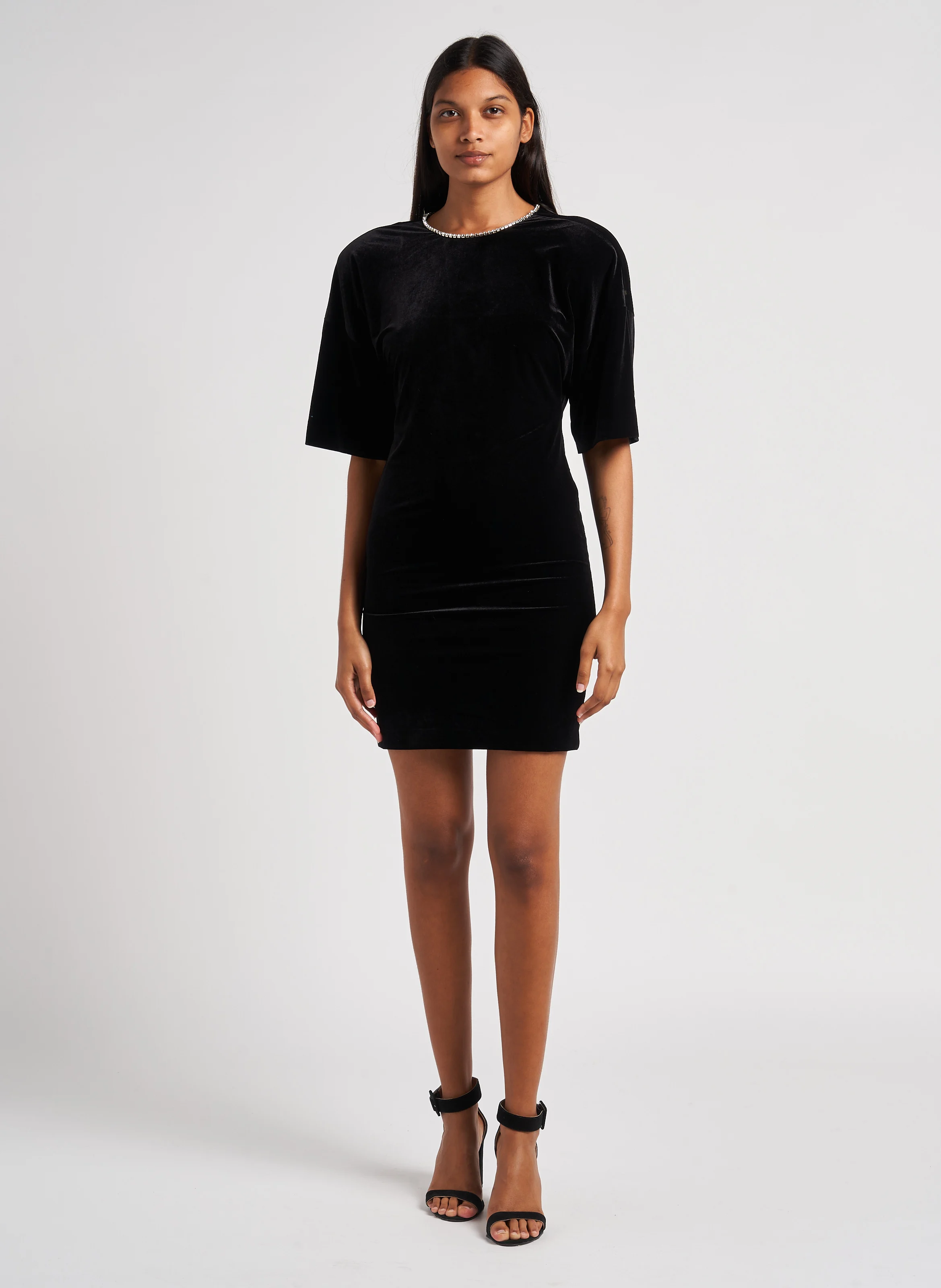 SPICE - Robe courte moulante à col rond | Noir