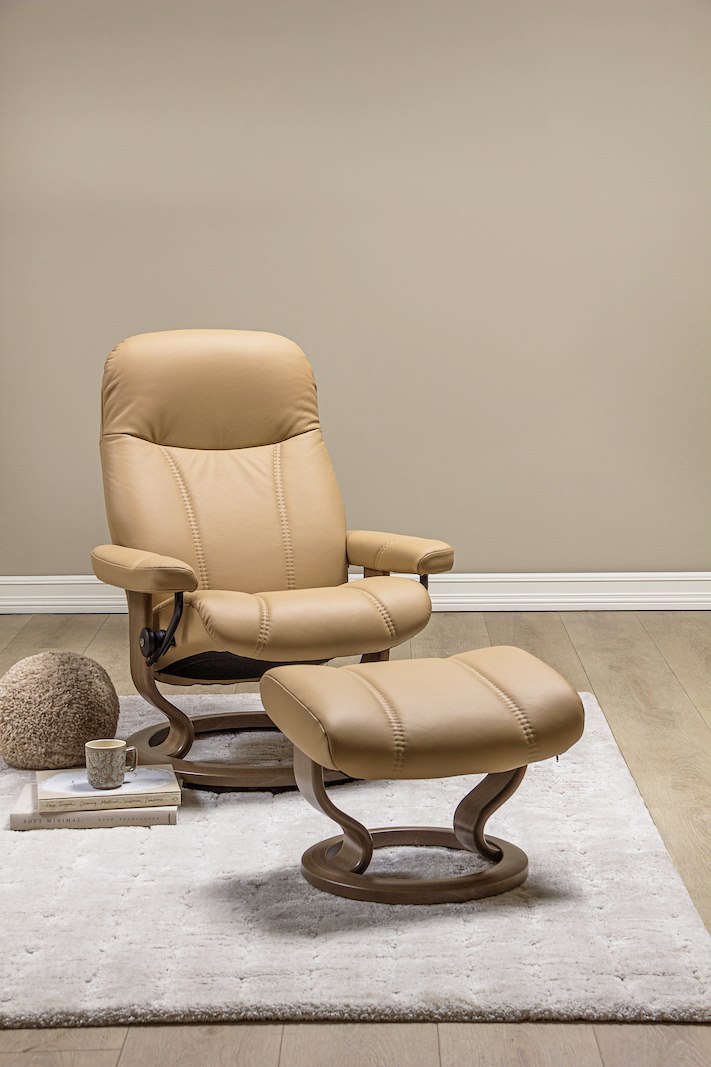 Consul krakk I hud Batick Latte med Classic Smoke Oak understell.