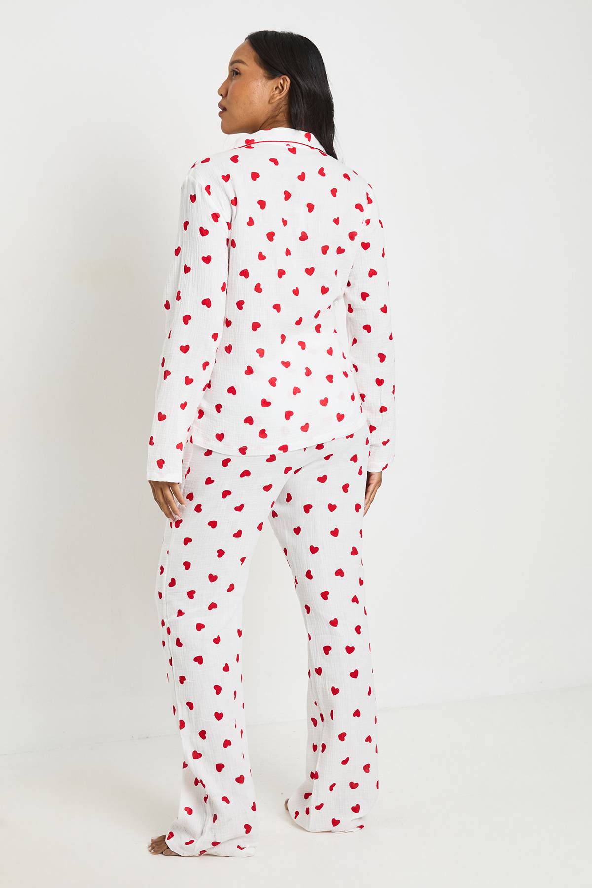 boohoo Ensemble Pyjama Tall Chemise À Manches Longues Et Pantalon En Mousseline Imprimé Cœurs