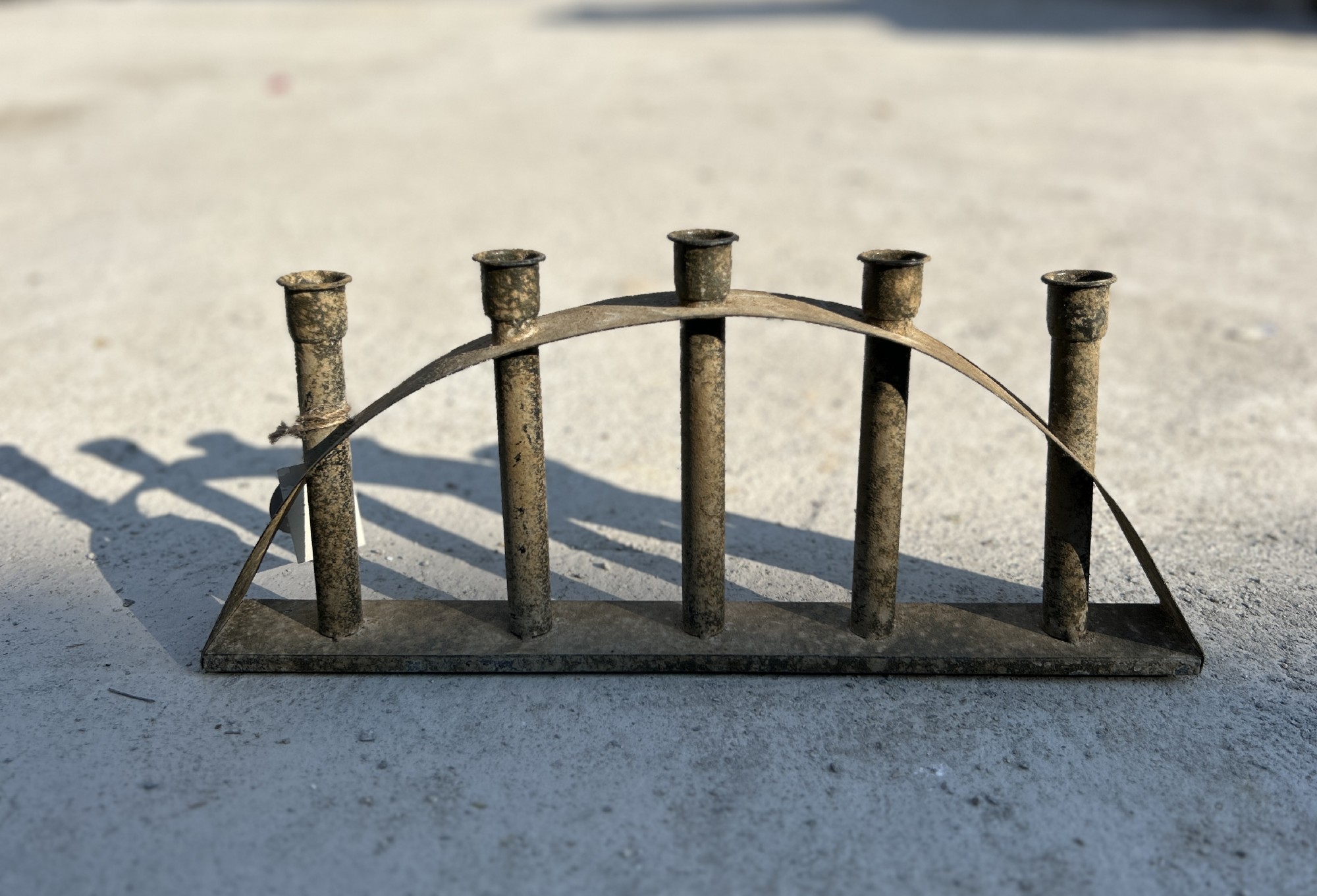 Kerzenständer aus Vintage-Eisen, B 43 cm, H 19 cm, L 5 cm von fischer's lagerhaus