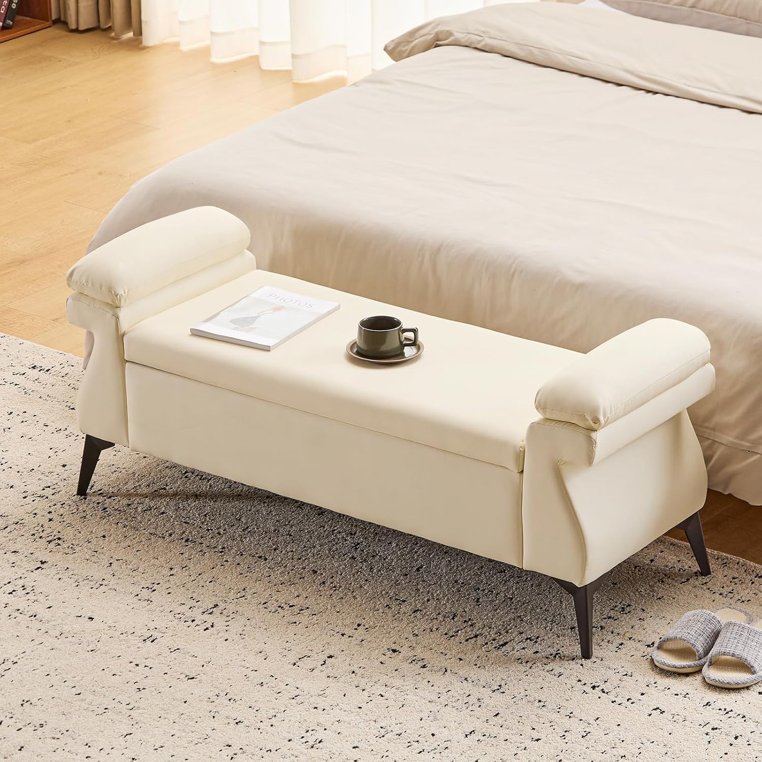 Sitzbank mit Stauraum 128cm, Große Aufbewahrungsbank mit Kissen, Fußbank, Bettbank, Sitztruhe mit Armlehnen aus PU-Kunstleder für Wohnzimmer Schlafzimmer Flur, Schuhbank, Beige