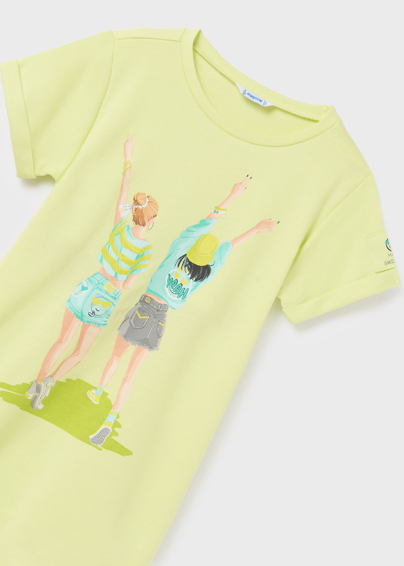 Vestido infantil com estampa e fenda nas costas.