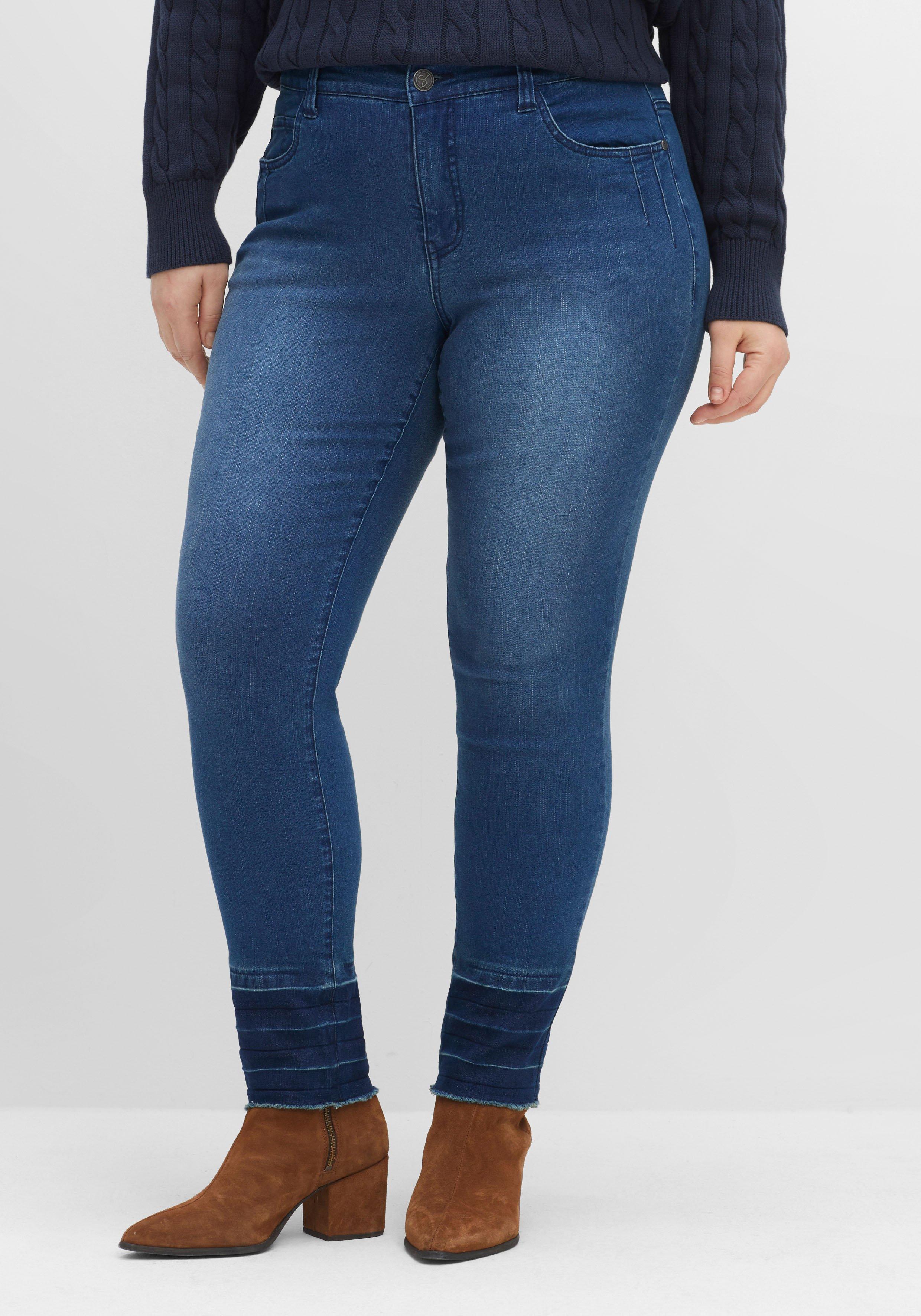 Schmale Jeans mit Kontrastsaum und Crinkle-Effekt