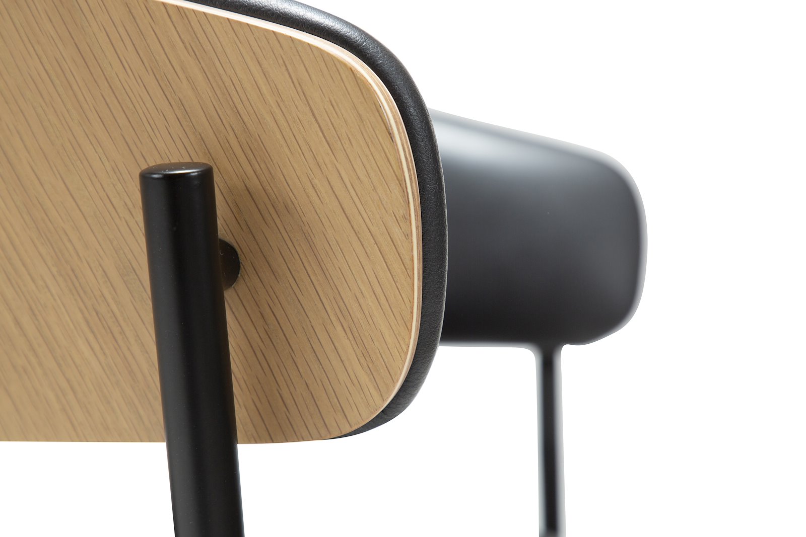 Crib hvilestol Med arm. PU Raven black med hvitvasket eikefinér rygg og sorte ben