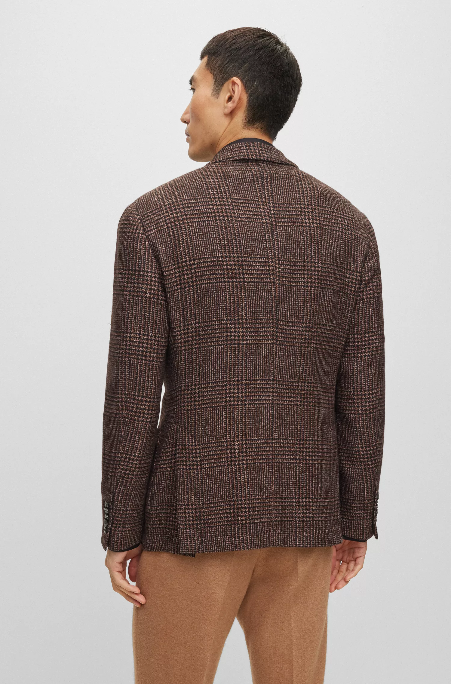 Jaqueta BOSS Camel Slim-Fit em seda xadrez e cashmere.
