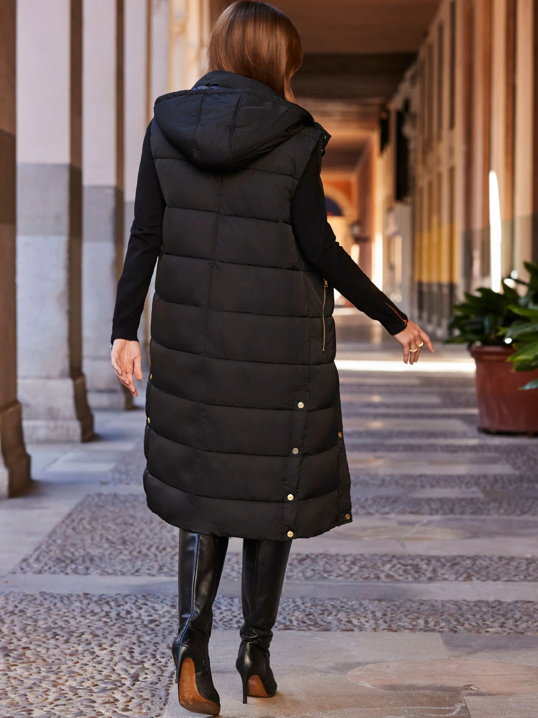 Sosandar - Lange bodywarmer met capuchon en zakken