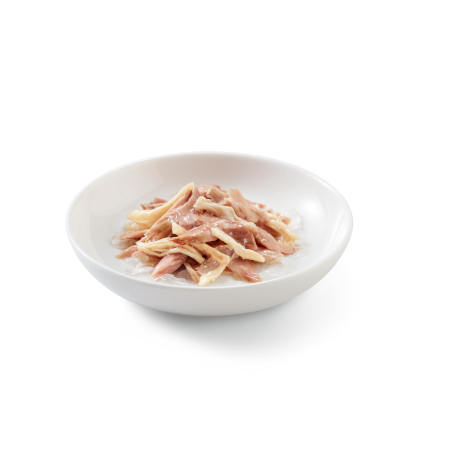 Sachê de 85g de atum e frango Schesir para gatos adultos.