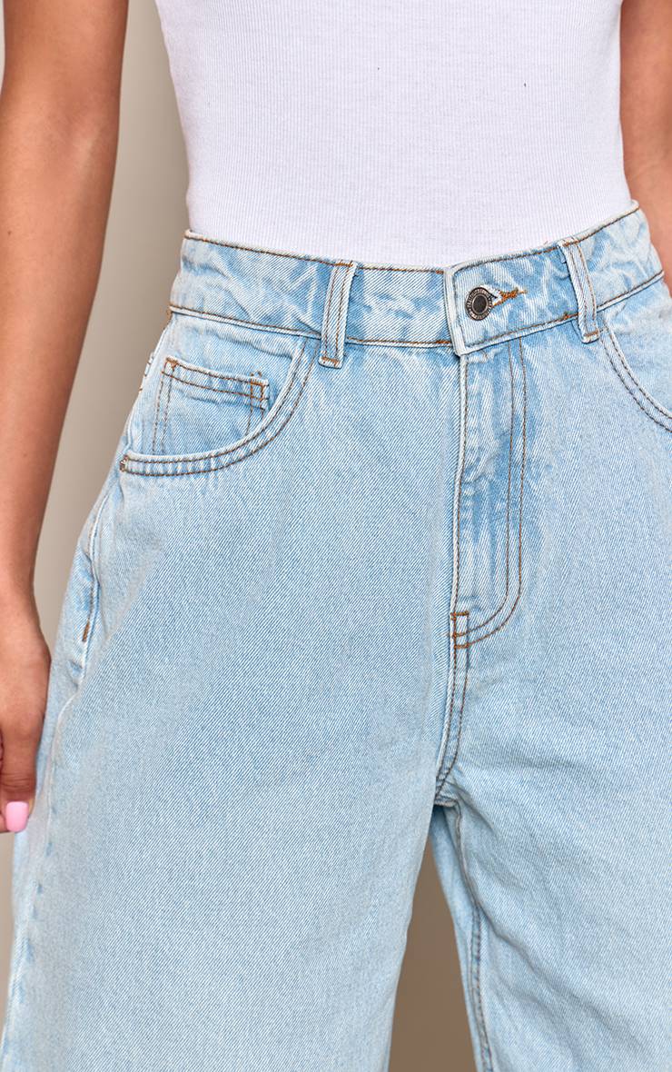 Light Blue Wash Prettylittlething Jean Boyfriend Fendu À La Cuisse
