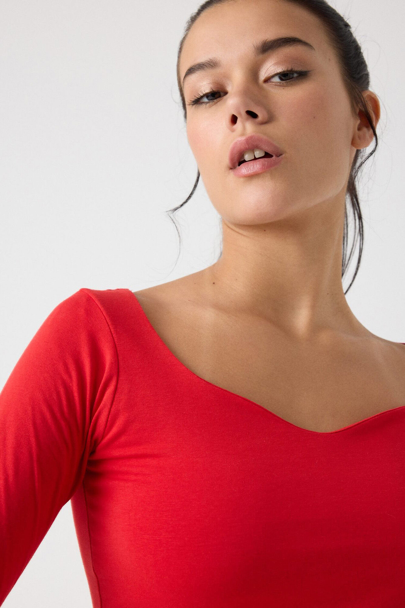 Camiseta com decote em forma de coração