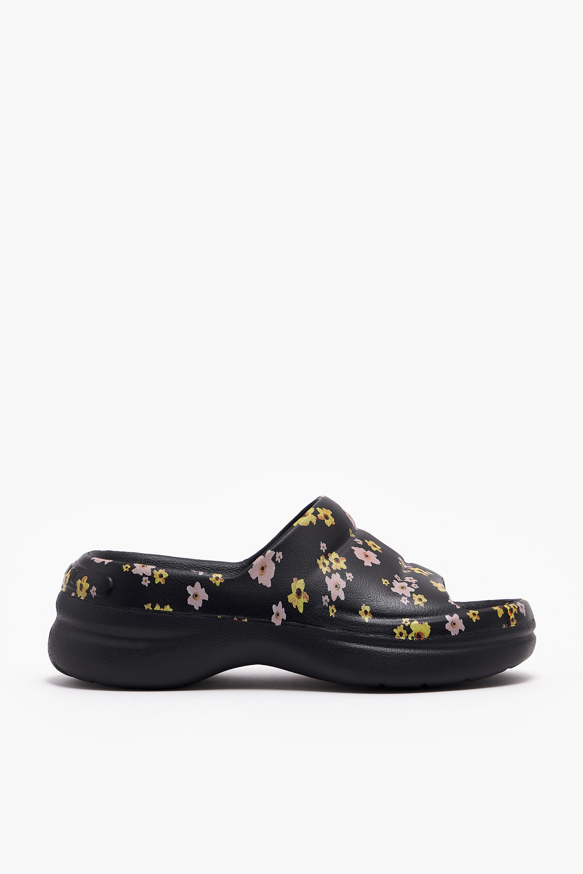 Chinelo plataforma com estampa de flores em acrílico preto