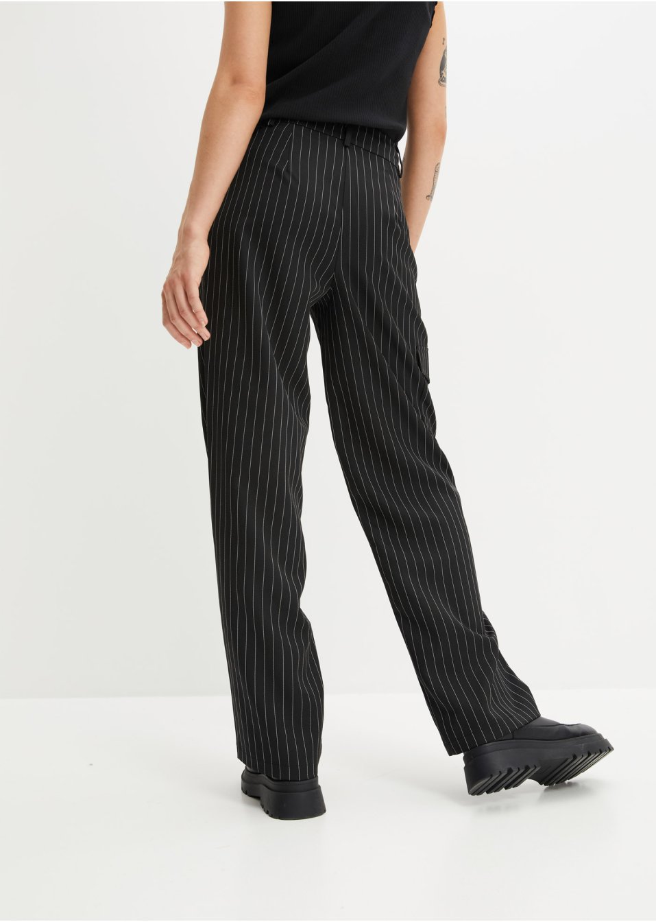 Pantalon cargo à fines rayures