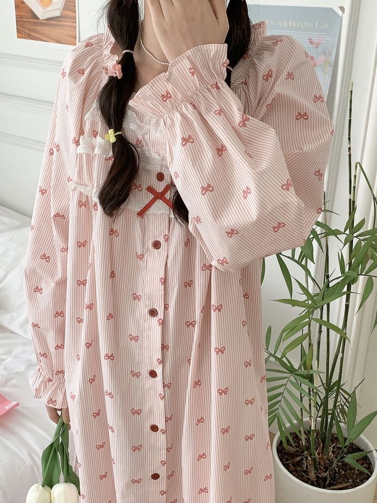 Tanee - Lange mouwen, vierkante hals, gestreepte strikprint, kanten pyjamablouse / rechte broek / pyjamajurk / set