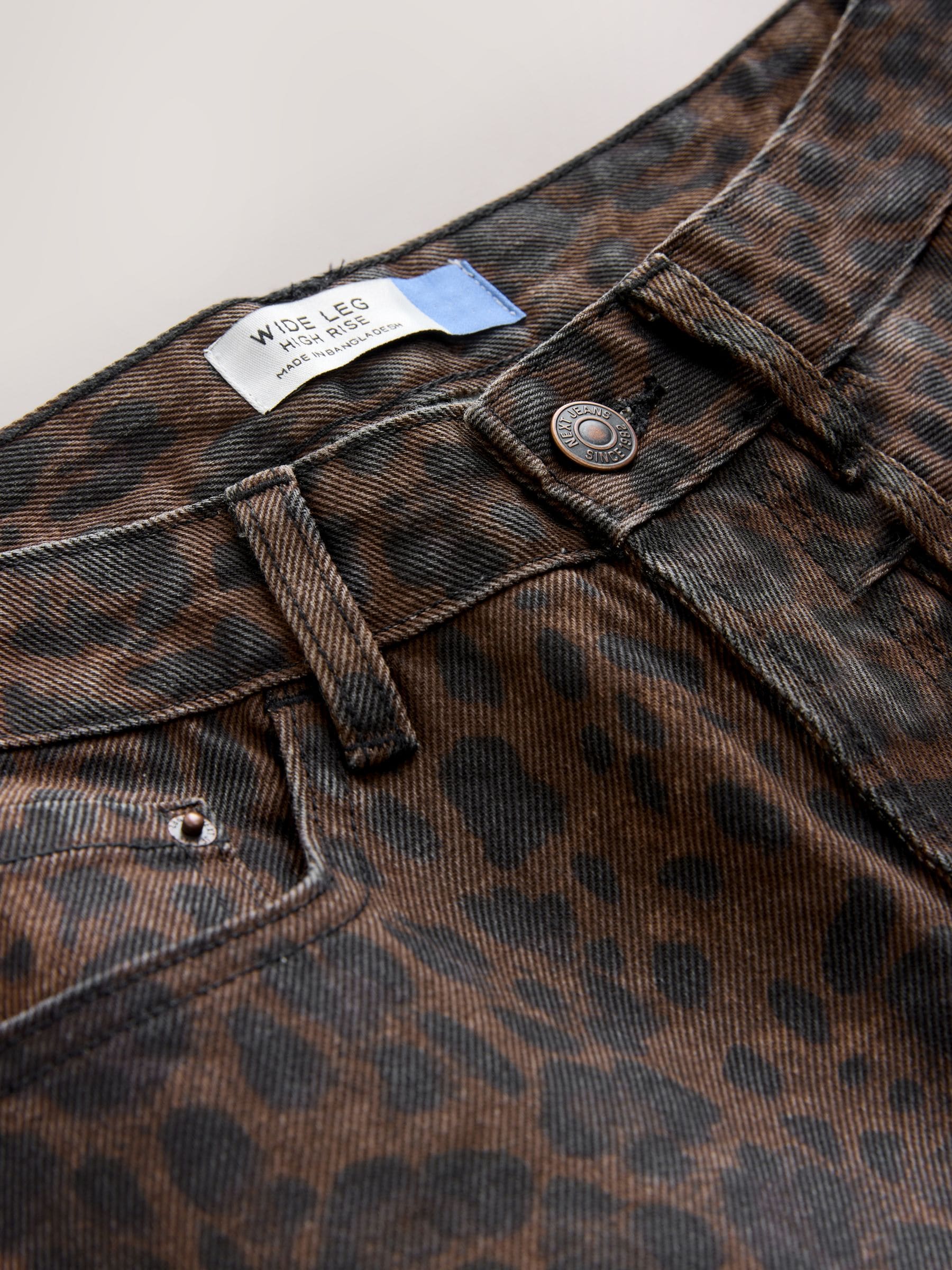 Luipaardprint - Jeans met zandloperpasvorm en wijde pijpen